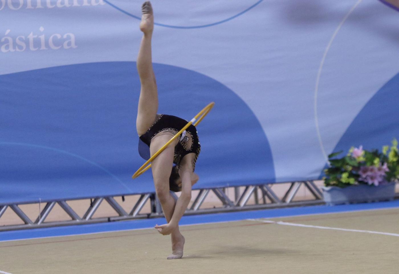 ginastica faz movimento com bambole #paratodosverem