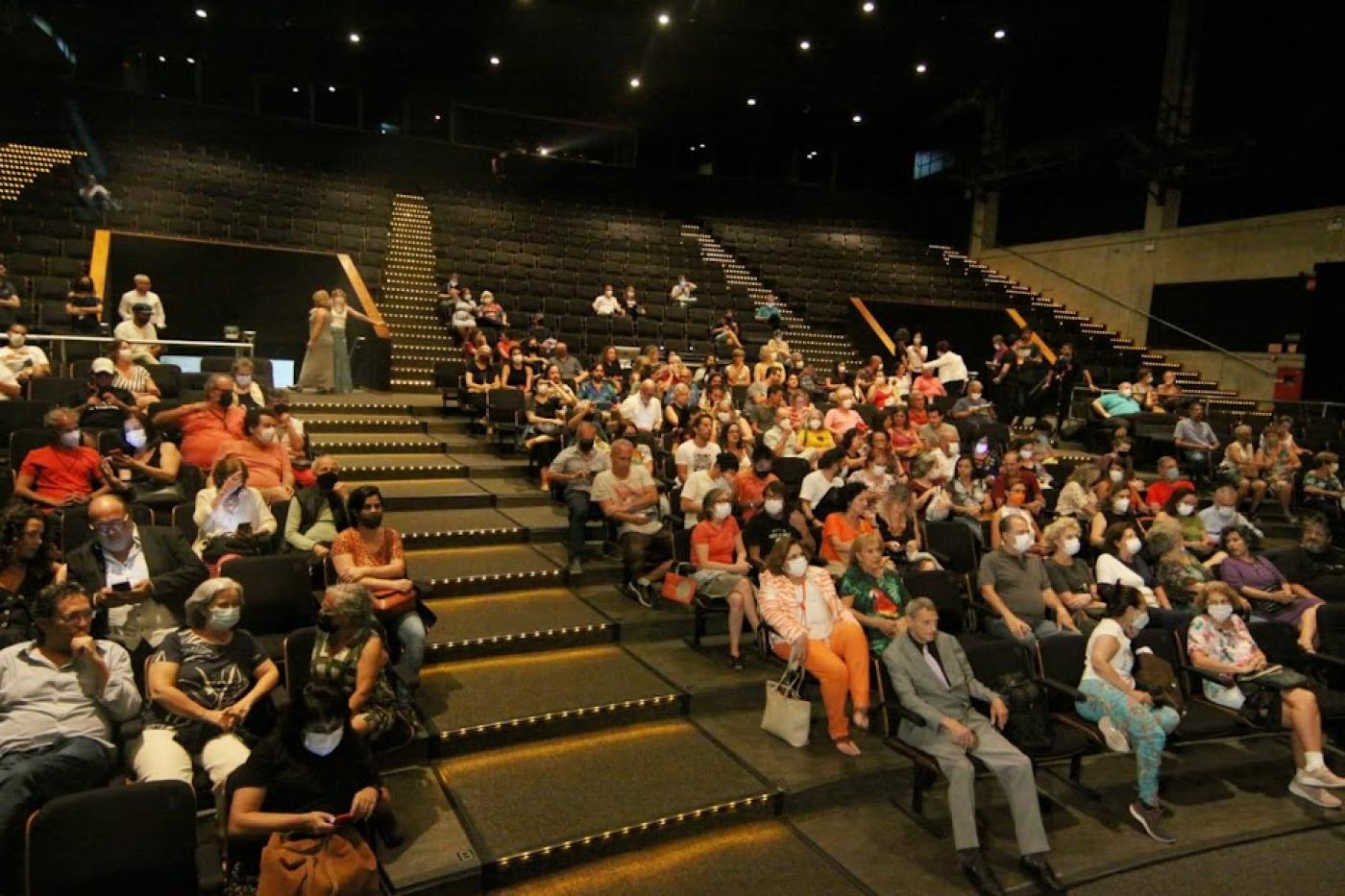 público assiste o debate #paratodosverem