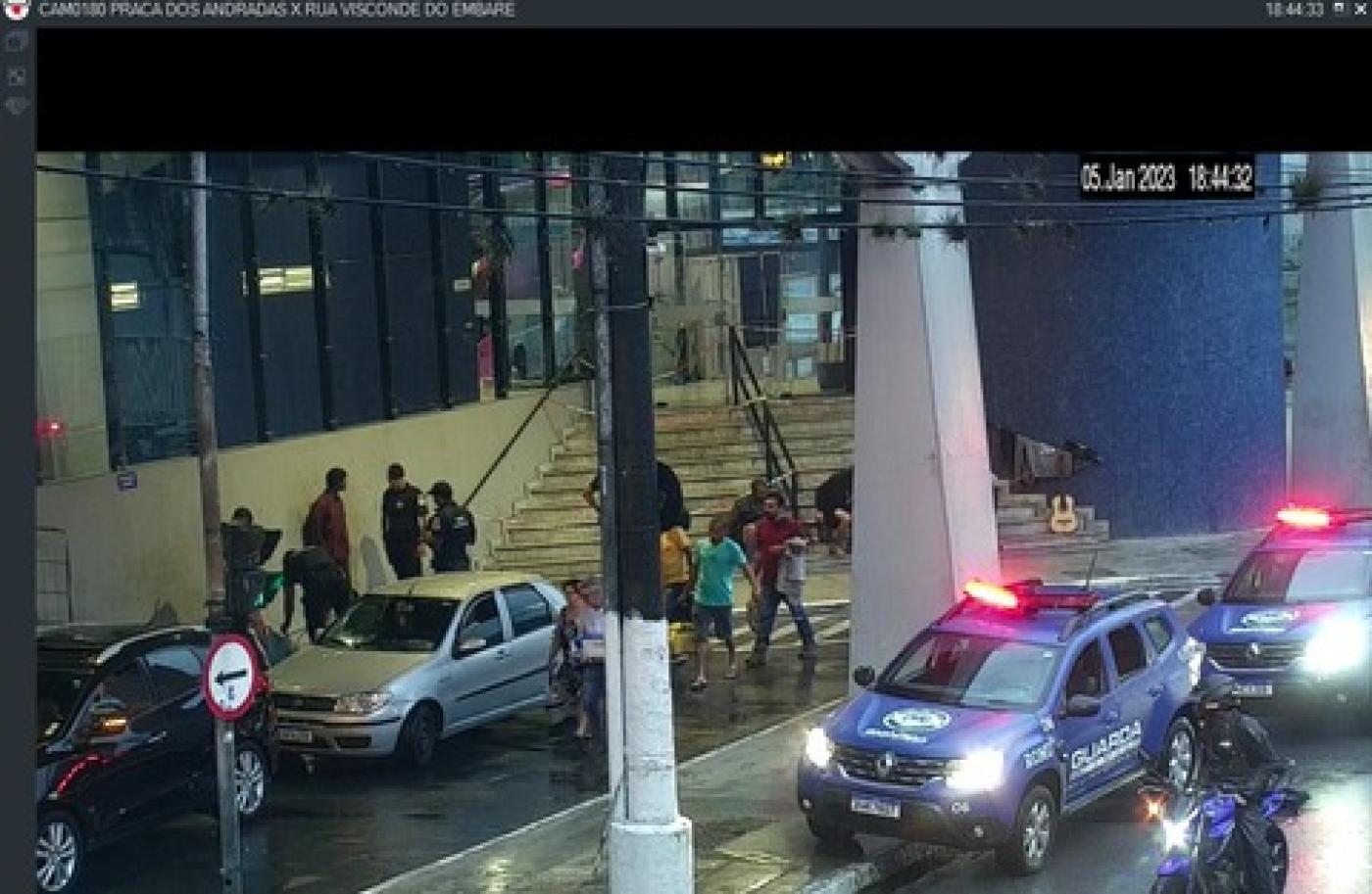 duas viaturas da guarda municipal paradas na frente da rodoviária. #paratodosverem