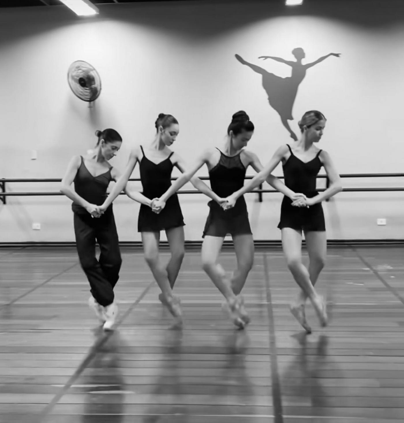 quatro bailarinas se movimentam nas pontas do pés e de mãos dadas. #paratodosverem 