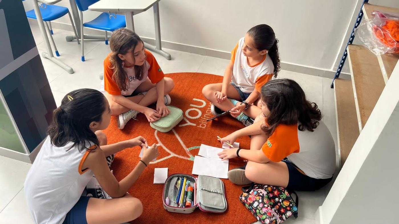 crianças em roda lendo livro #paratodosverem 