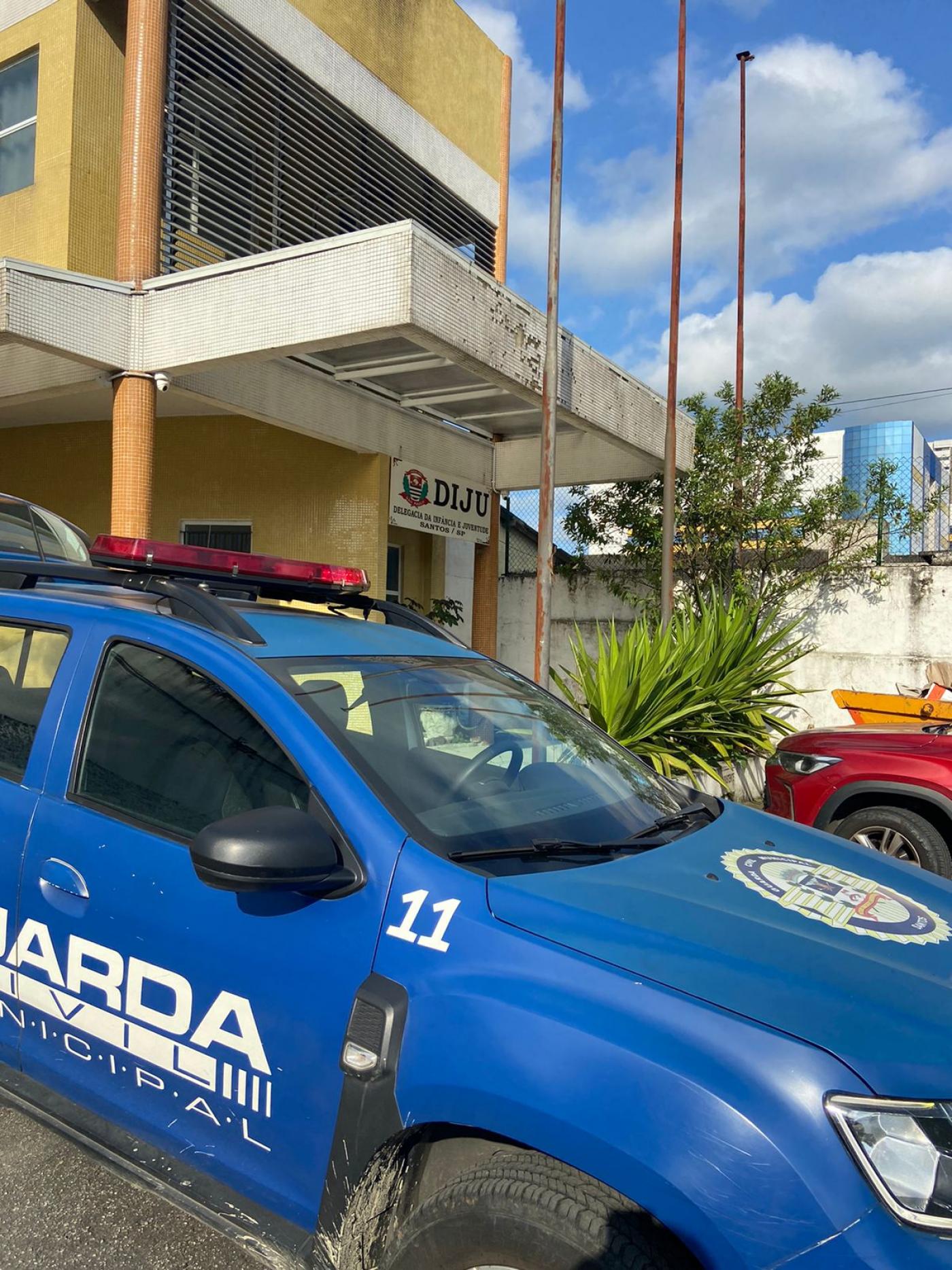 viatura da guarda civil municipal parada em frente delegacia da infância e juventude #paratodosverem 