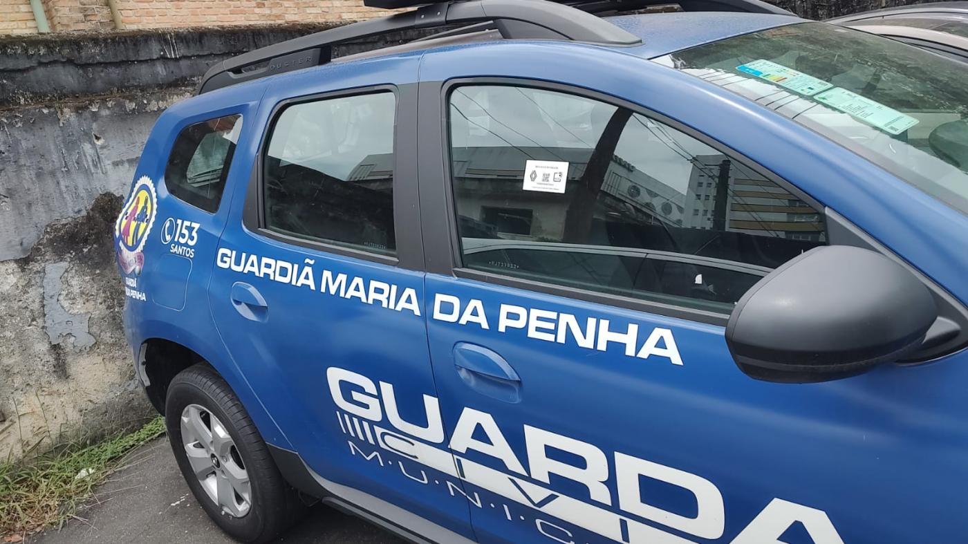 viatura da guarda municipal com o adesivo do programa guardiã maria da penha. #paratodosverem 