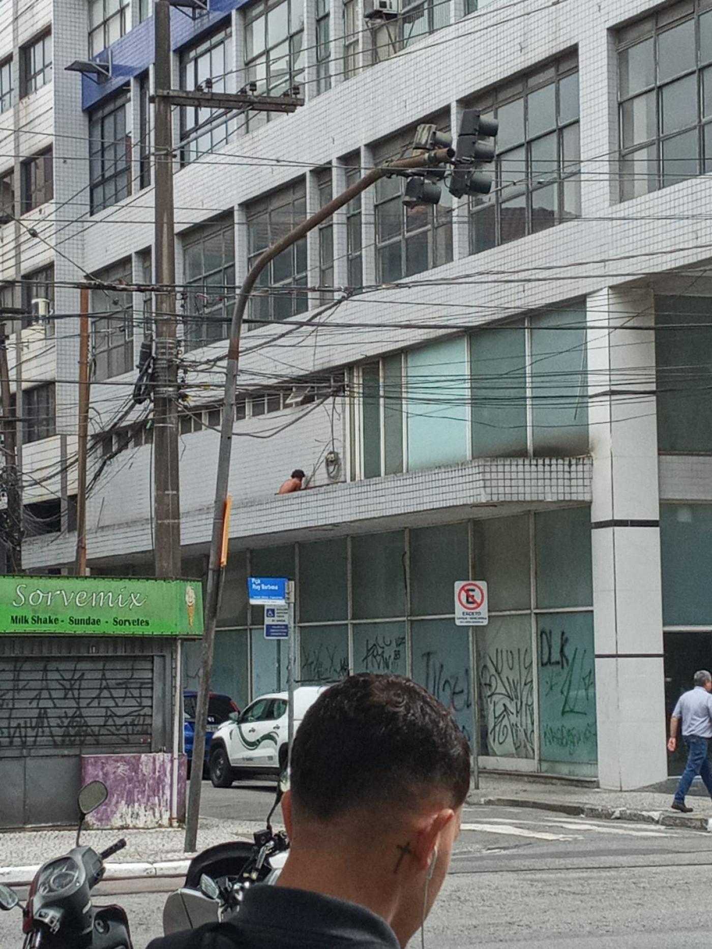 vista geral de rua com prédio à frente