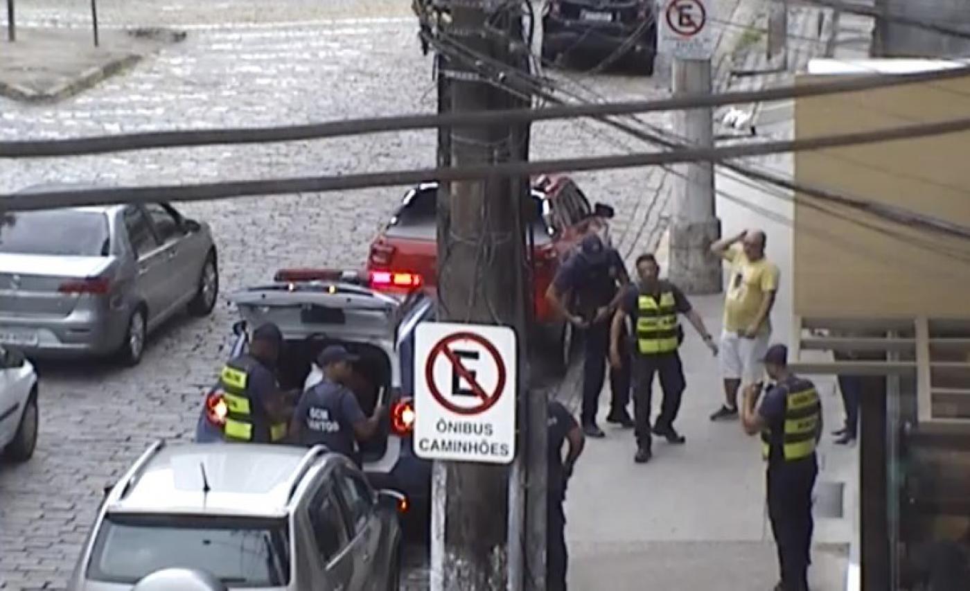 suspeitos são colocados em viatura #paratodosverem 