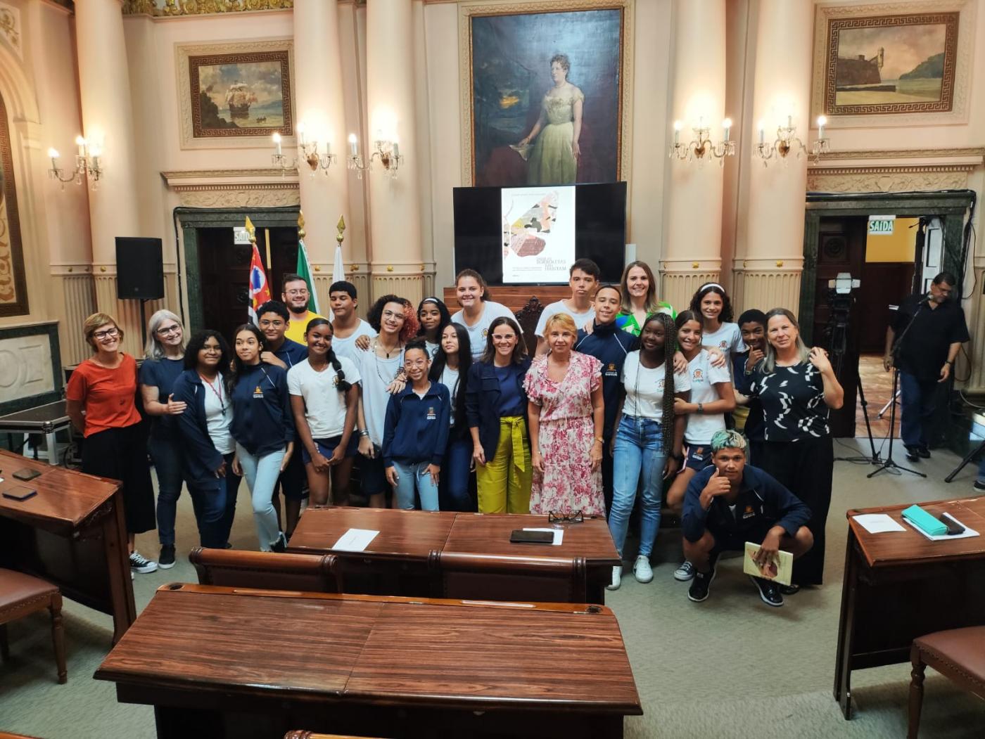 pessoas reunidas no lançamento #paratodosverem