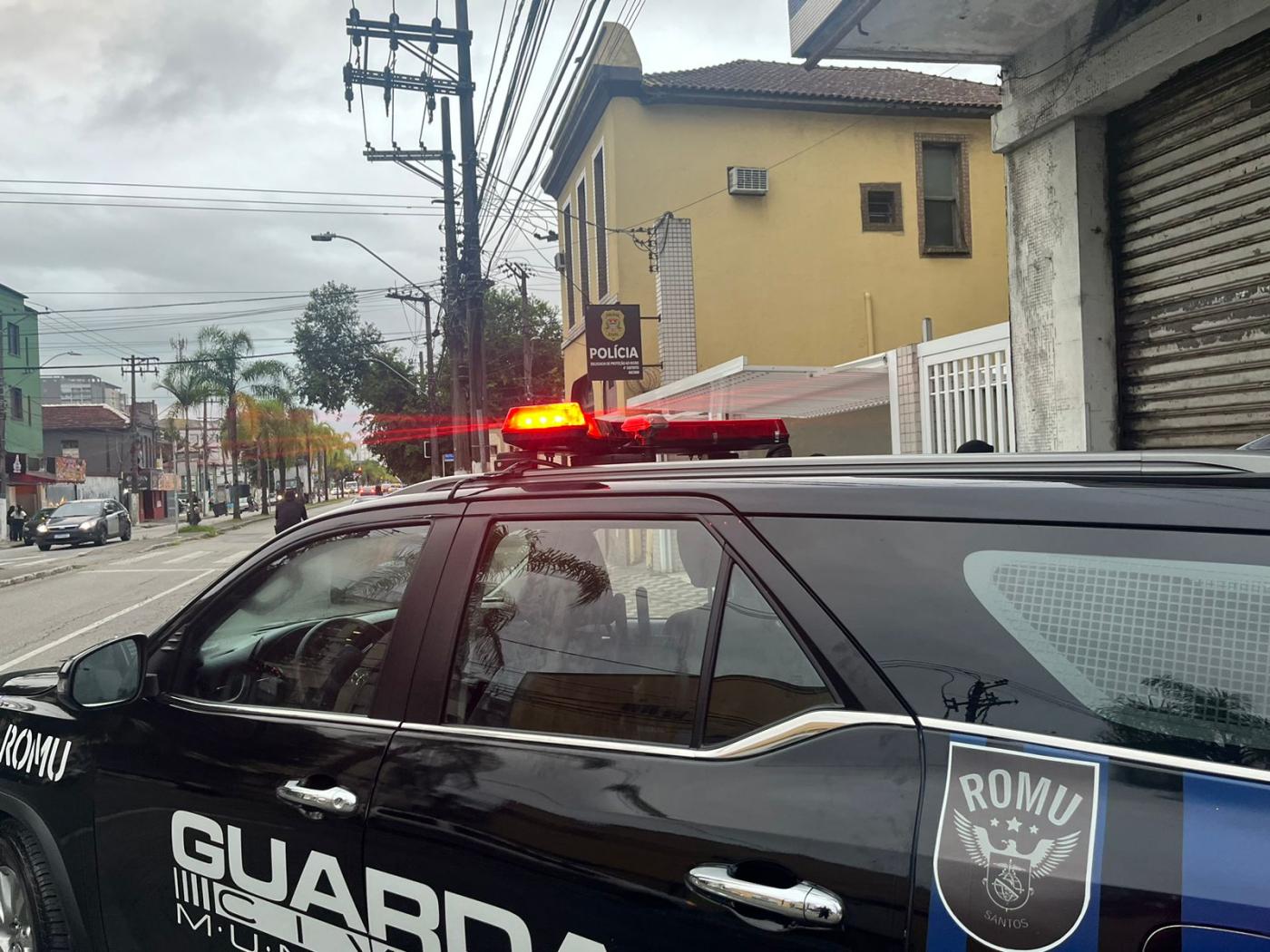 viatura parada na porta do ferro velho #paratodosverem 