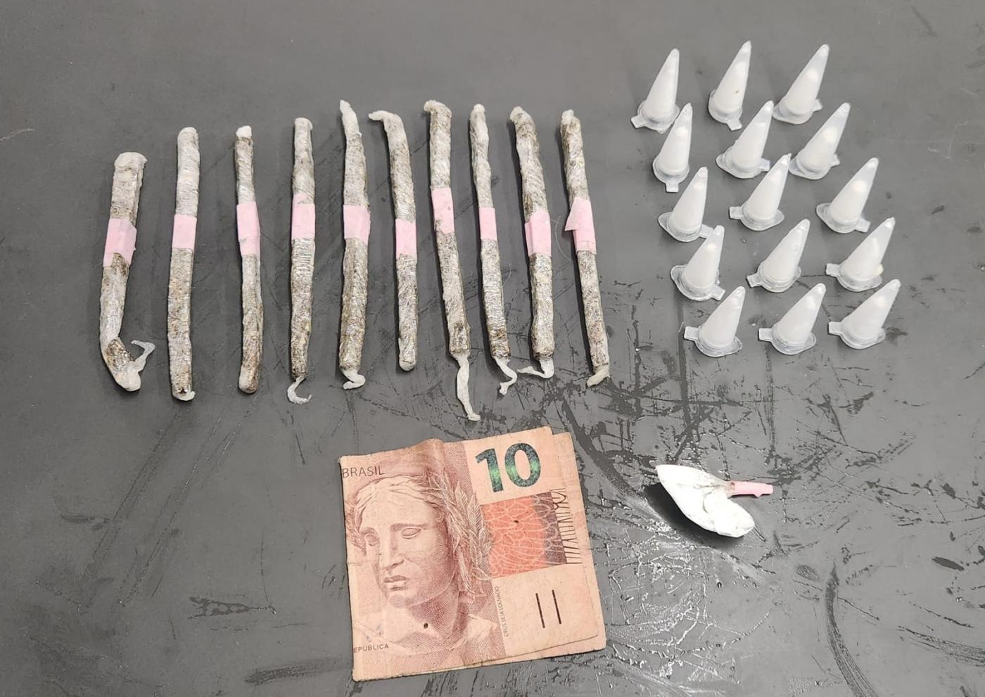 tubos de trogas e dinheiro dispostos sobre uma mesa. #paratodosverem 