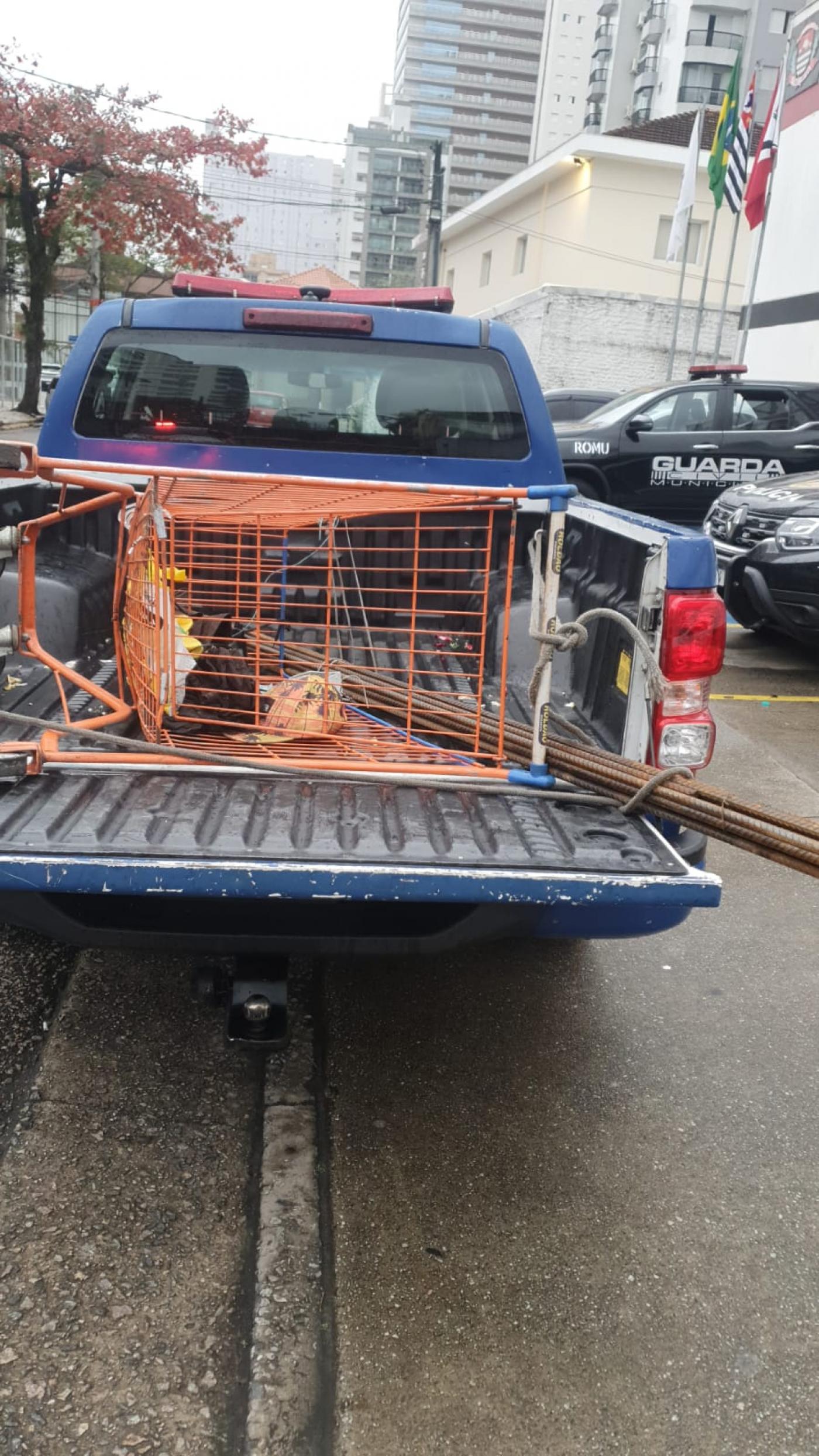 viatura da guarda municipal com carrinho na caçamba e barras de ferro que resultaram do furto. #paratodosverem 