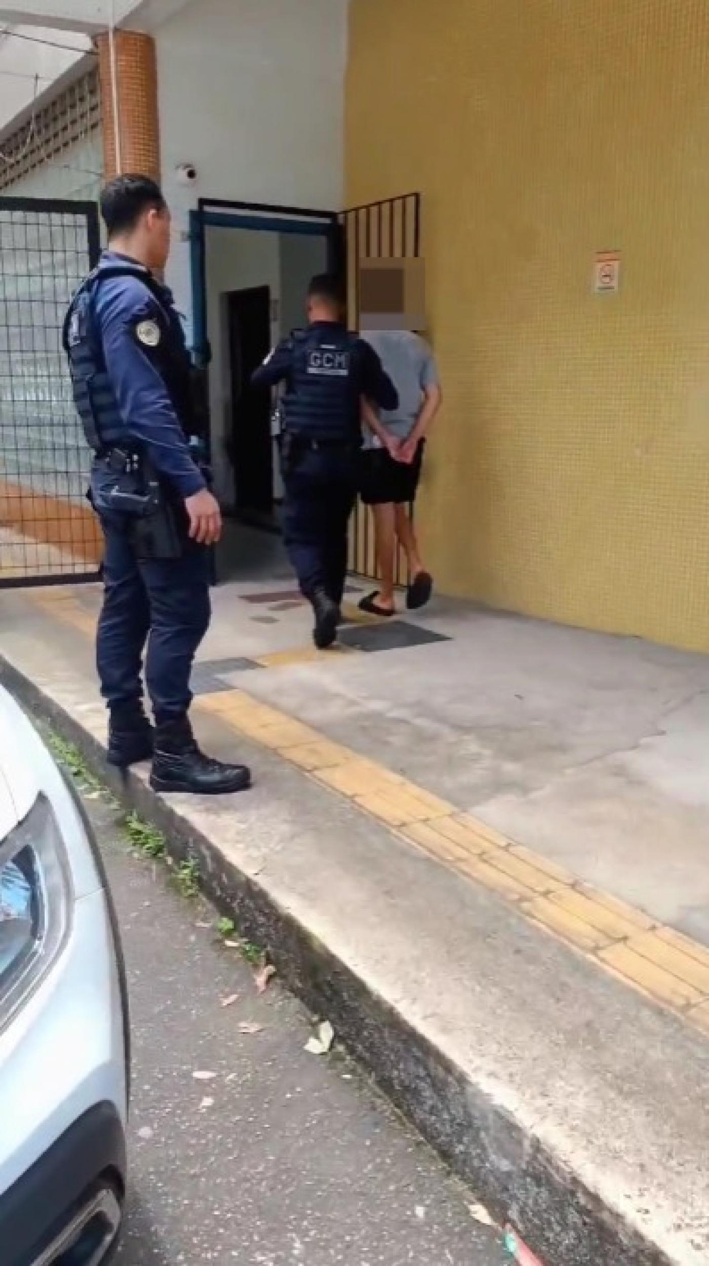 adolescente é levado por guardas #paratodosverem
