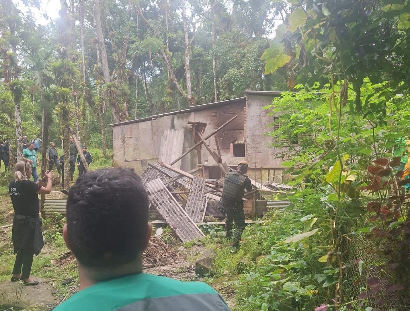 servidores atuando para desmontar imóvel #paratodosverem 