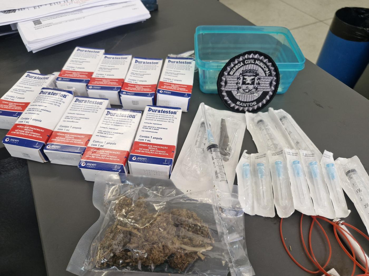 drogas e seringas sobre uma mesa. #paratodosverem 