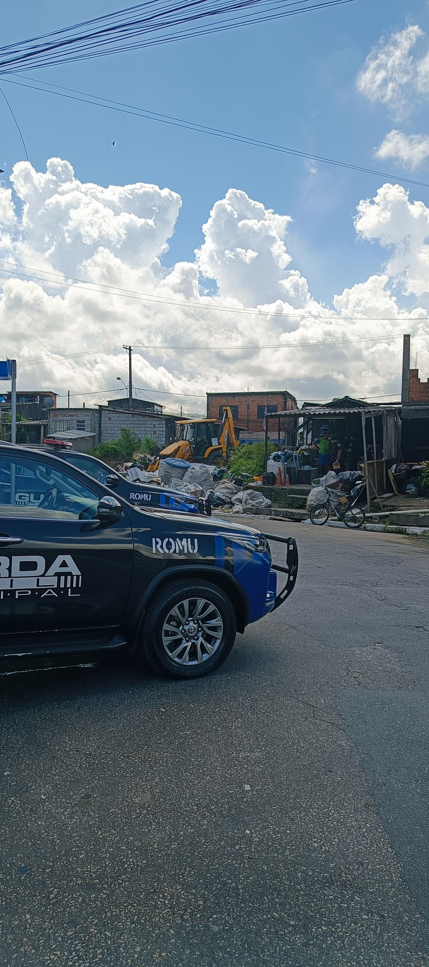 viatura na frente de ferro-velho #paratodosverem 