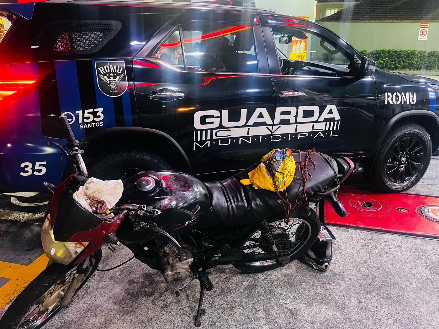 motocicleta diante de viatura da guarda municipal. #paratodosverem 