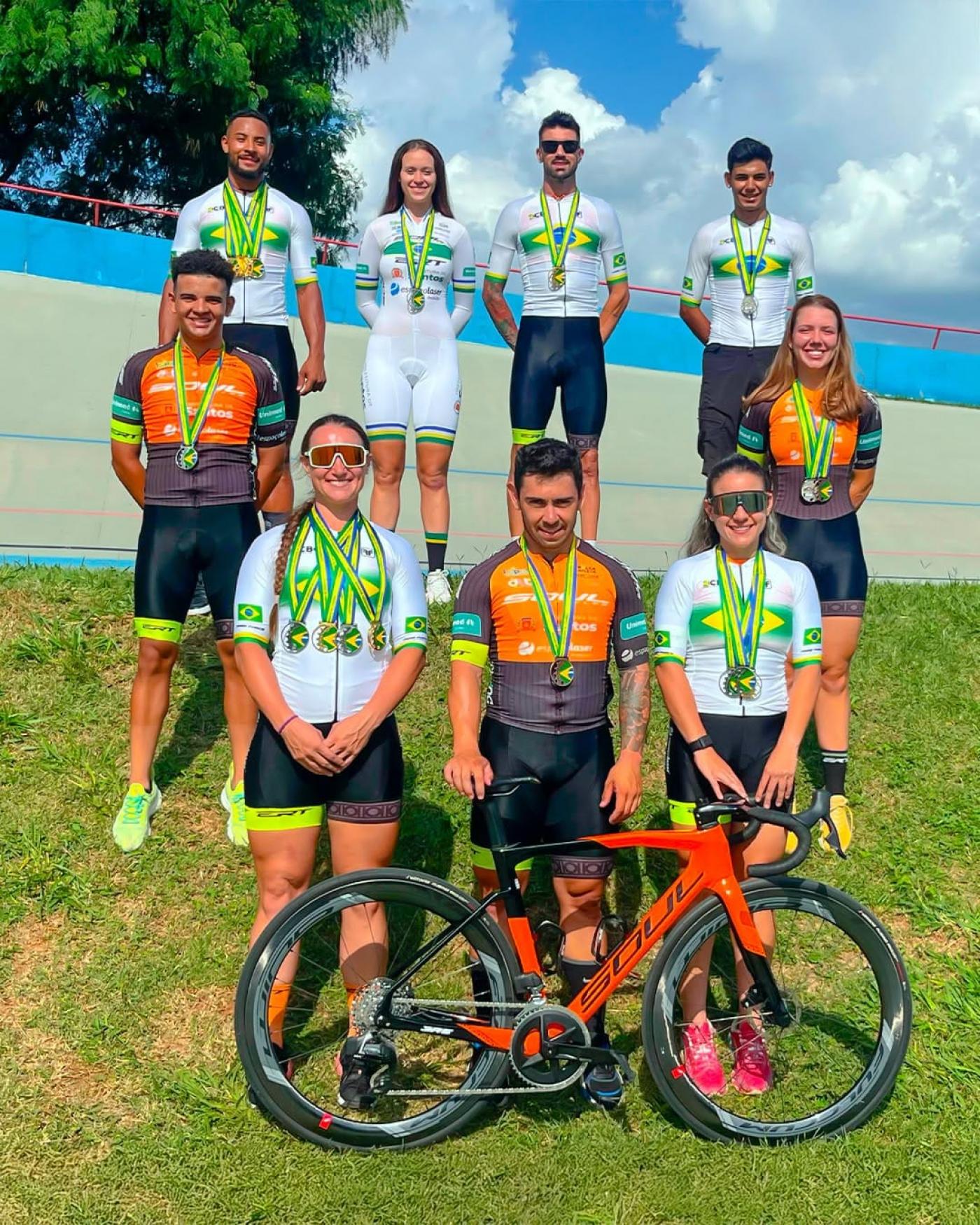 atletas do ciclismo reunidos posam para foto. #paratodosverem