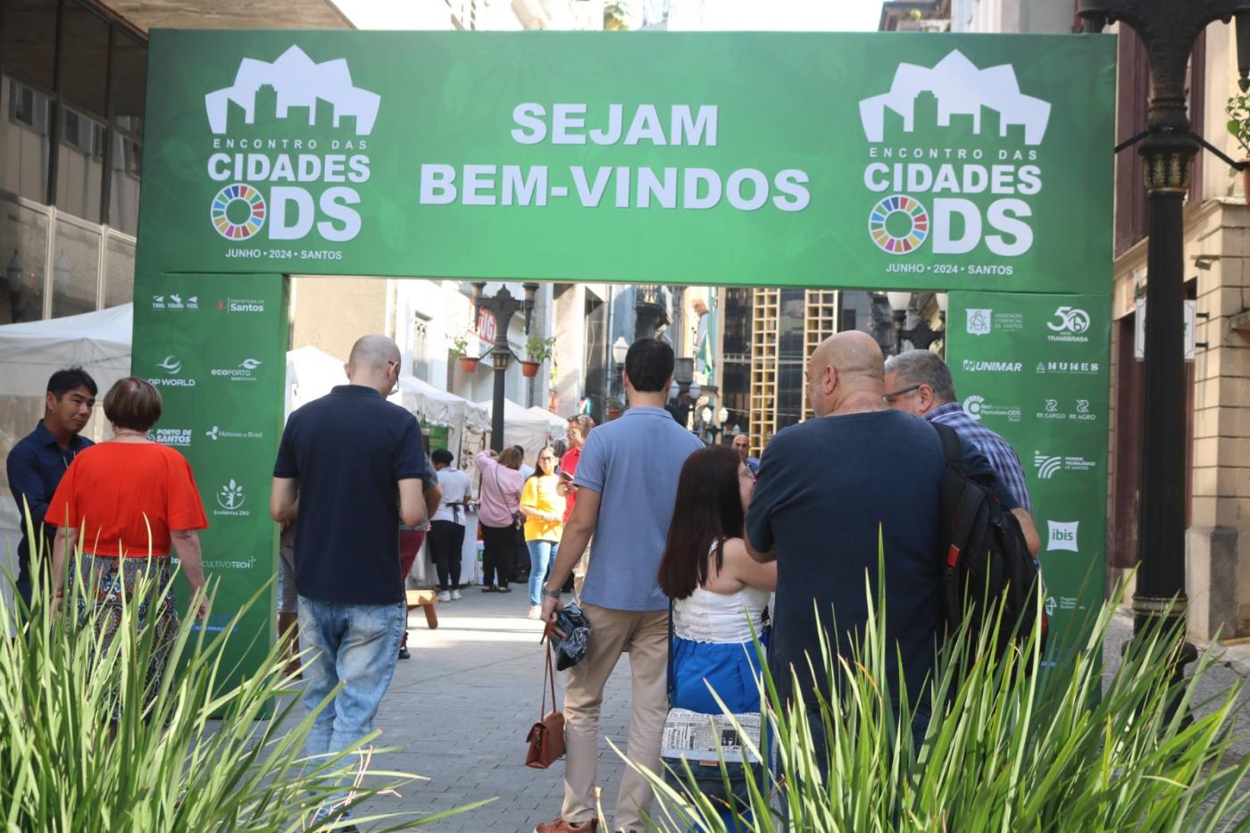 portal de entrada de evento ods com placa. #paratodosverem
