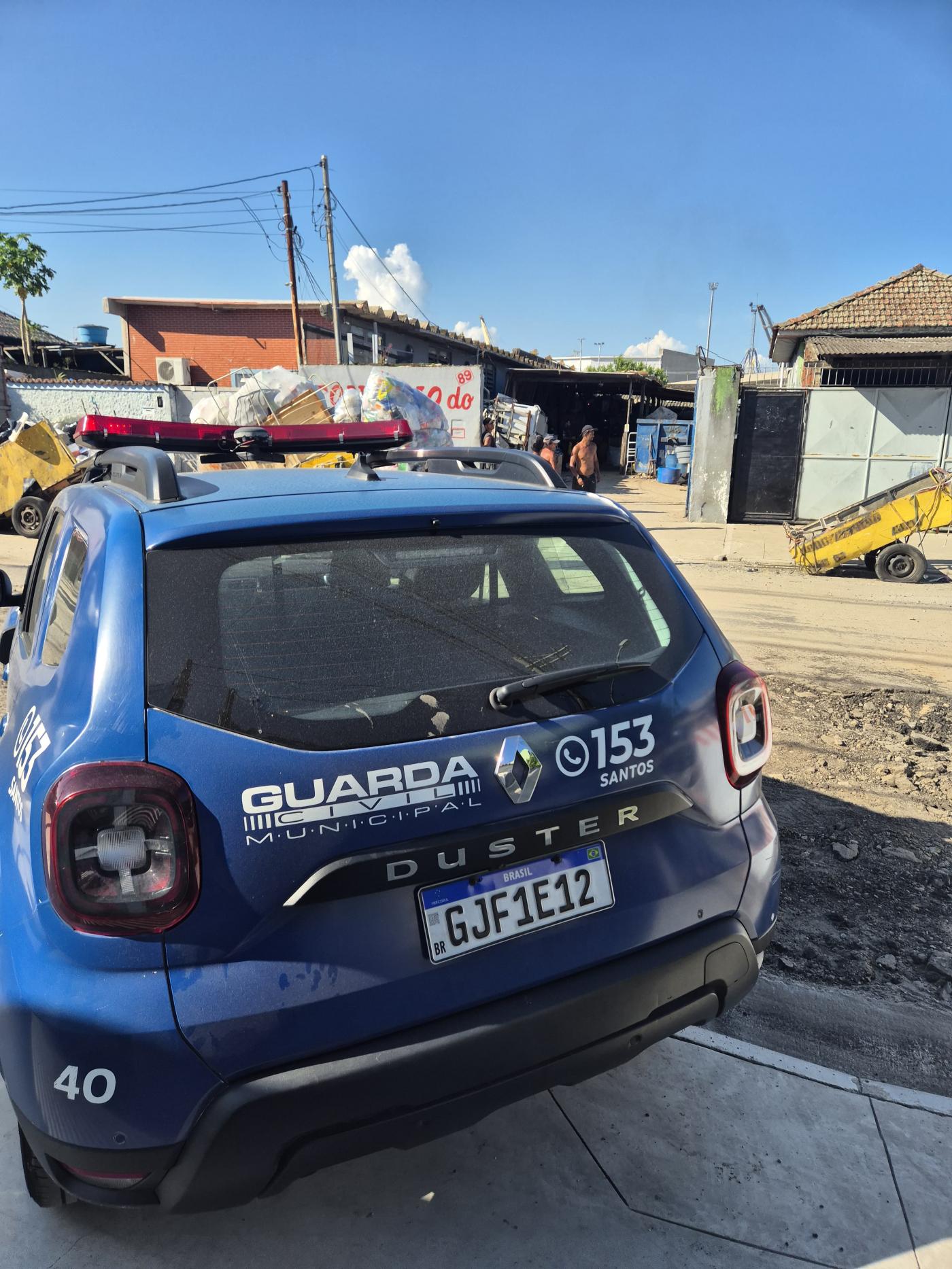 viatura parada na porta do ferro-velho #paratodosverem