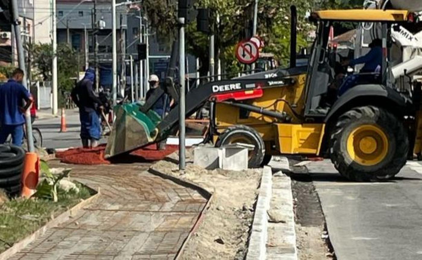 máquina faz pavimentação em pista de ciclovia 