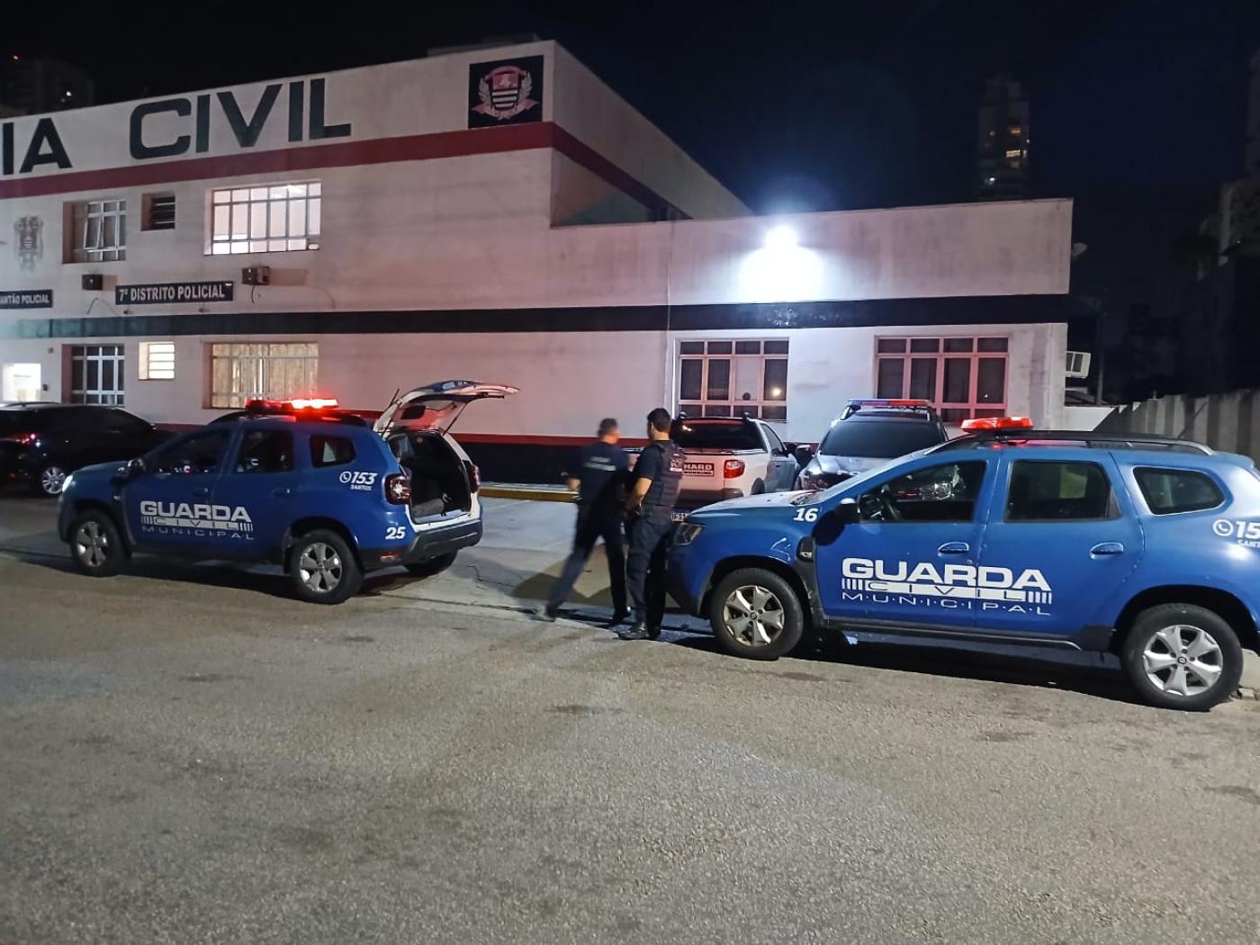 viatura da guarda municipal em frente a distrito policial. #paratodosverem 