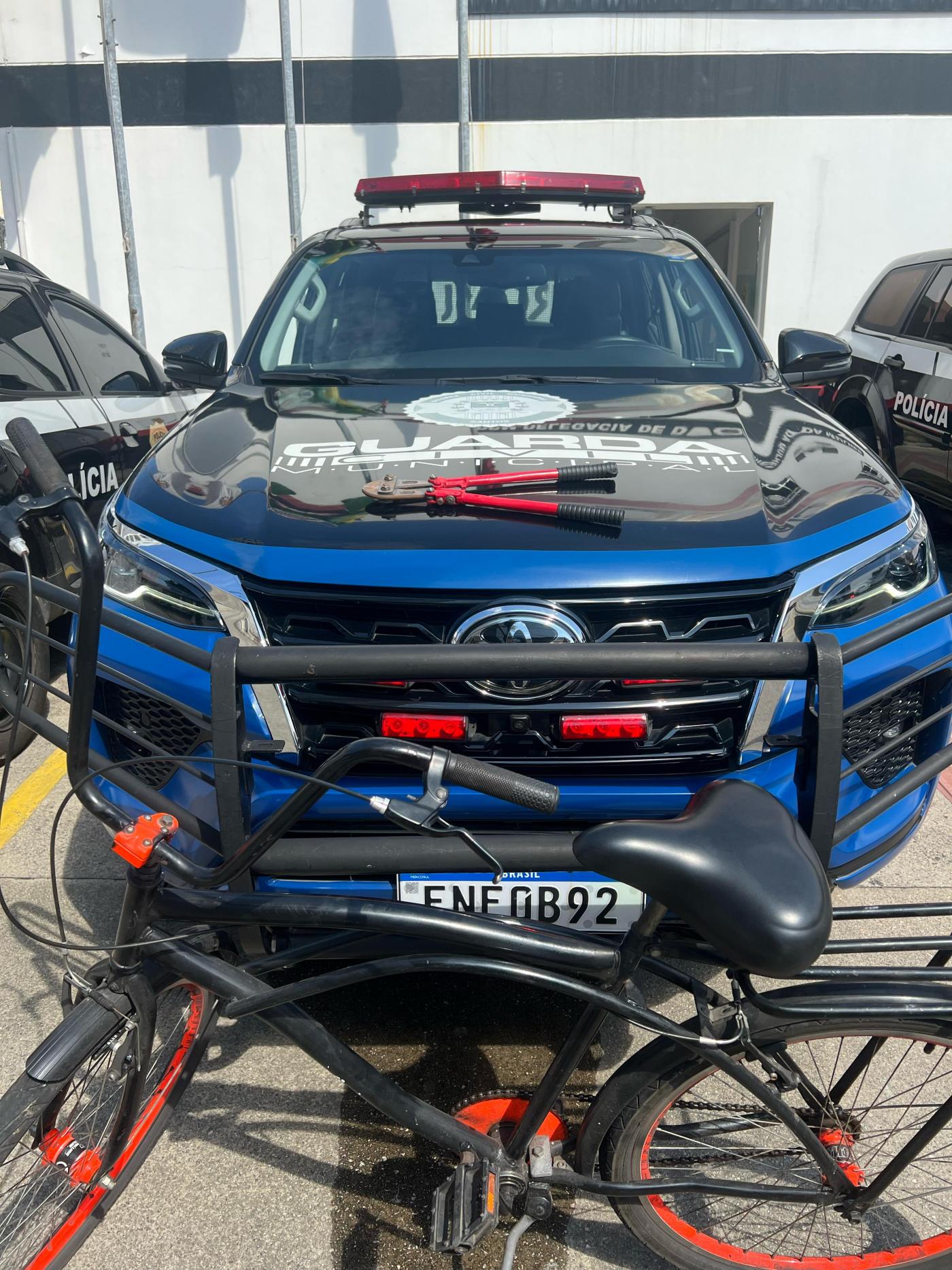 bicicleta diante de viatura da guarda municipal. #paratodosverem 