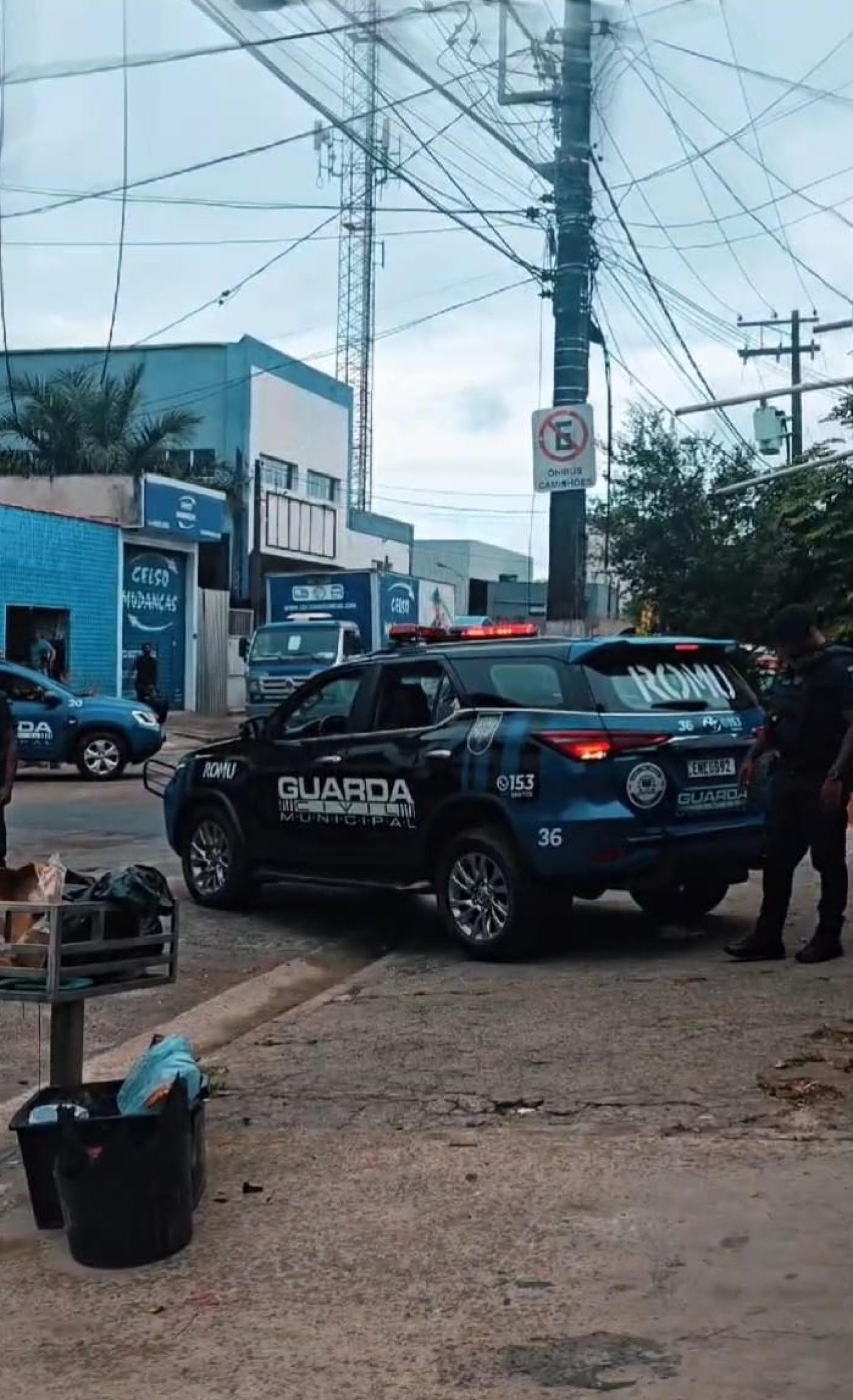 viatura da guarda municipal em frente a ferro-velho. #paratodosverem