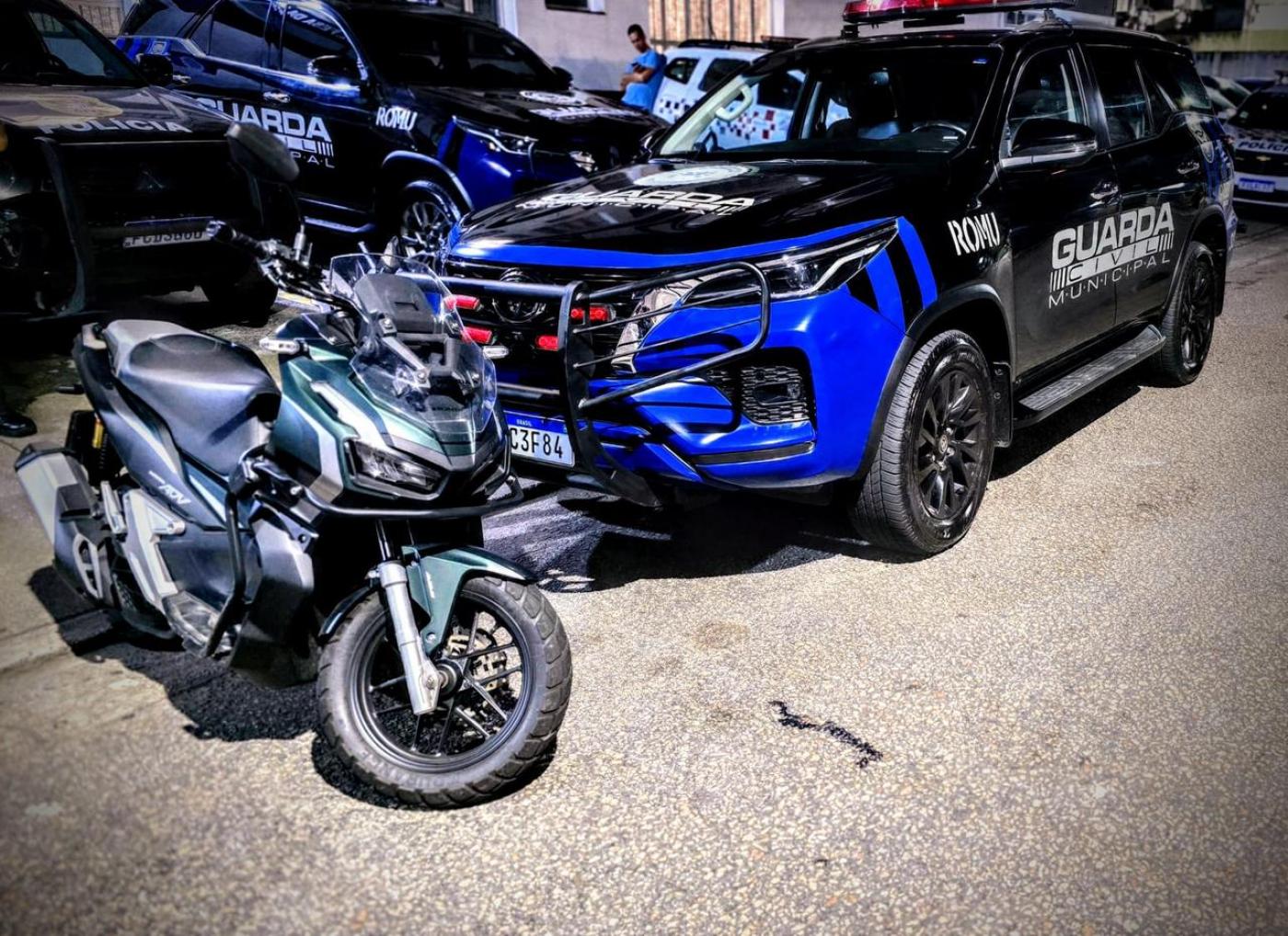 viatura ao lado de moto #paratodosverem