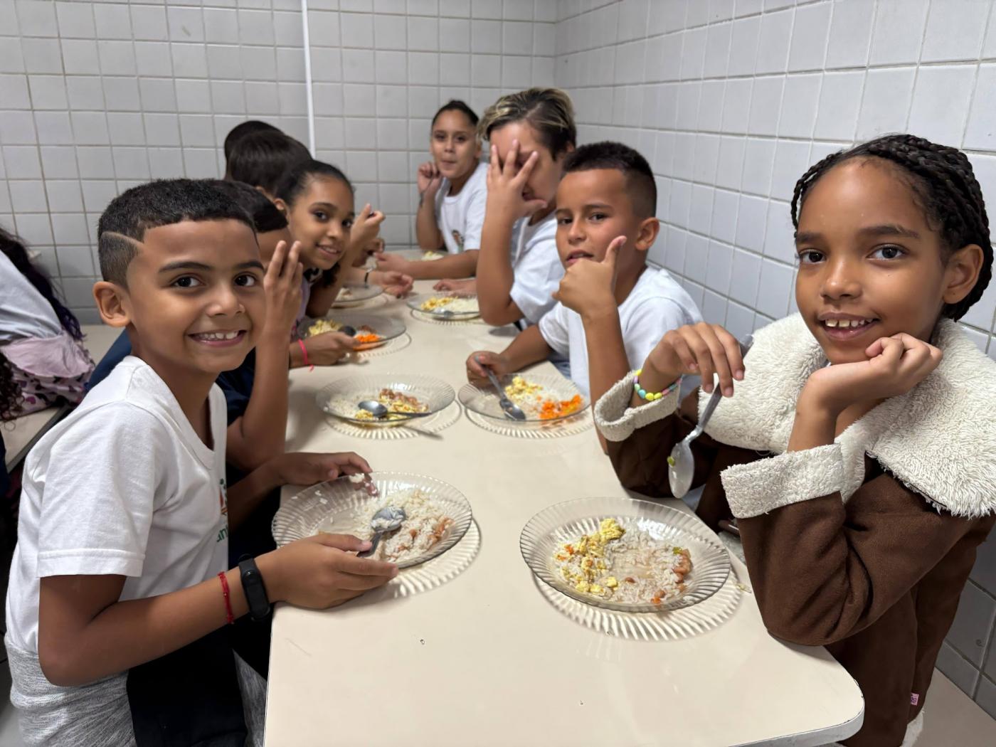 crianças fazem refeição em escola. #paratodosverem