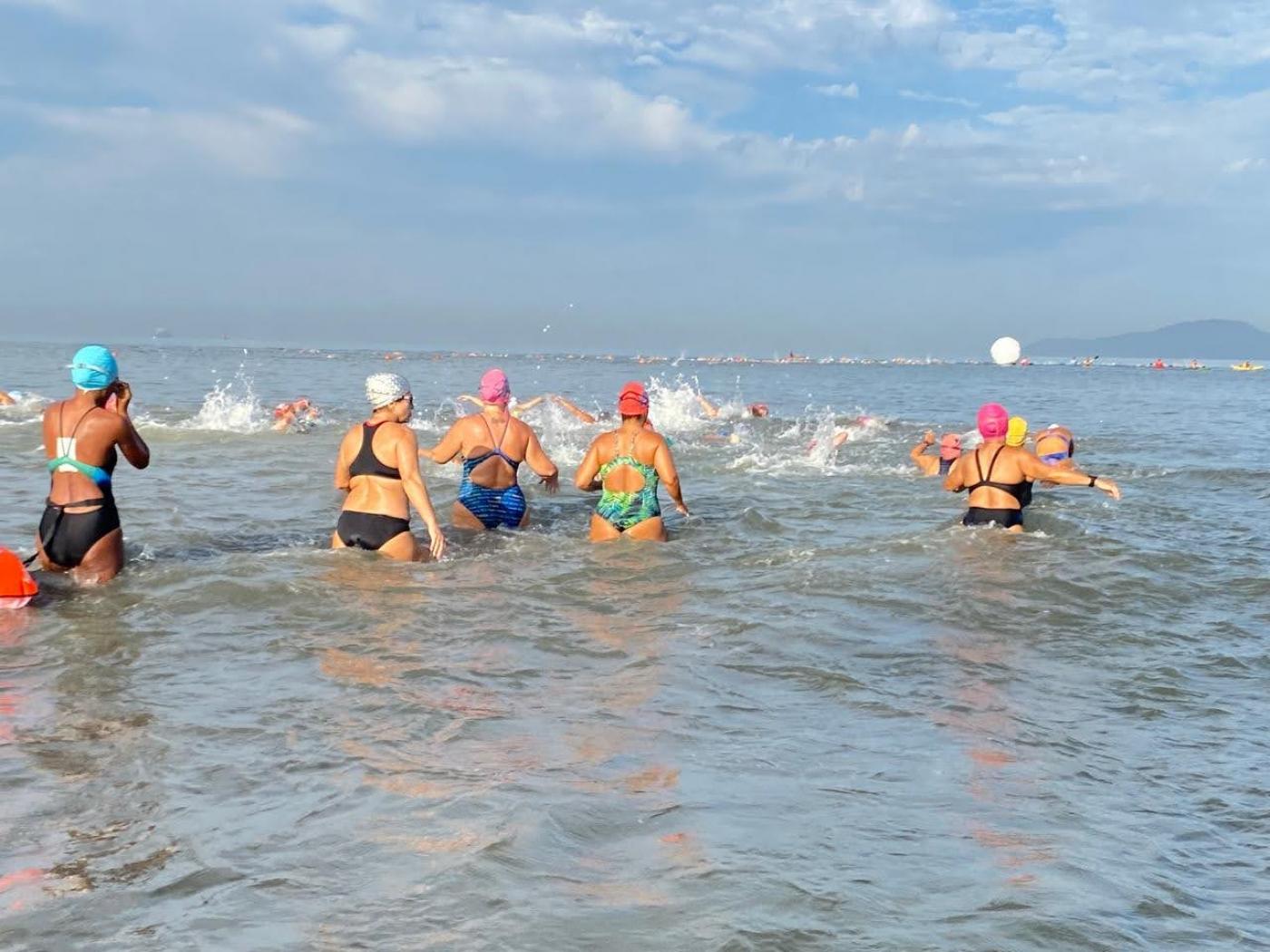 atletas femininas entram no mar. #paratodosverem