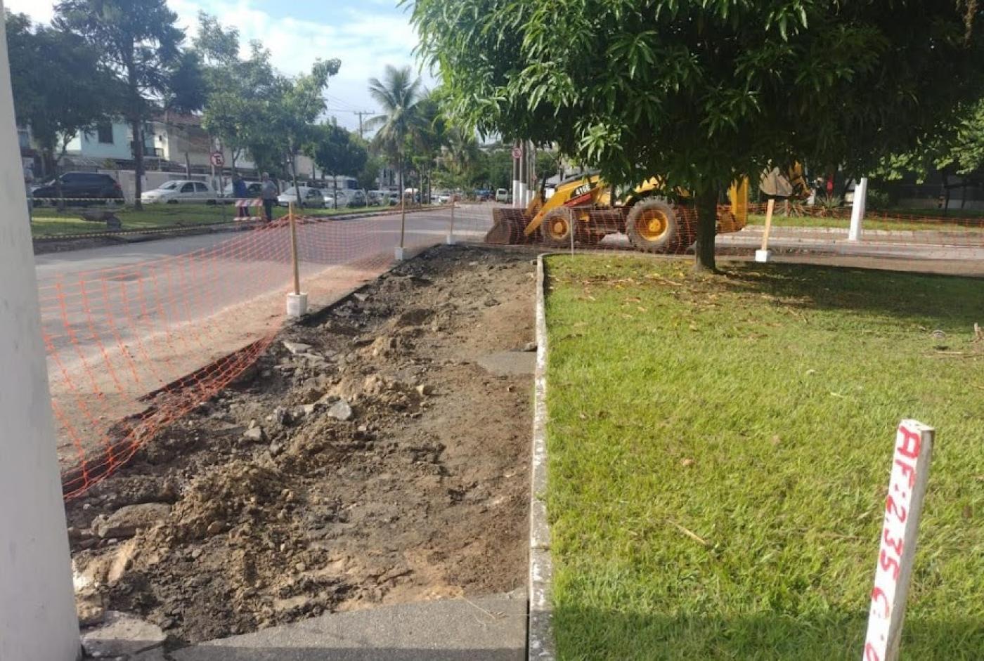 calçadas e meios-fios de praça quebrados