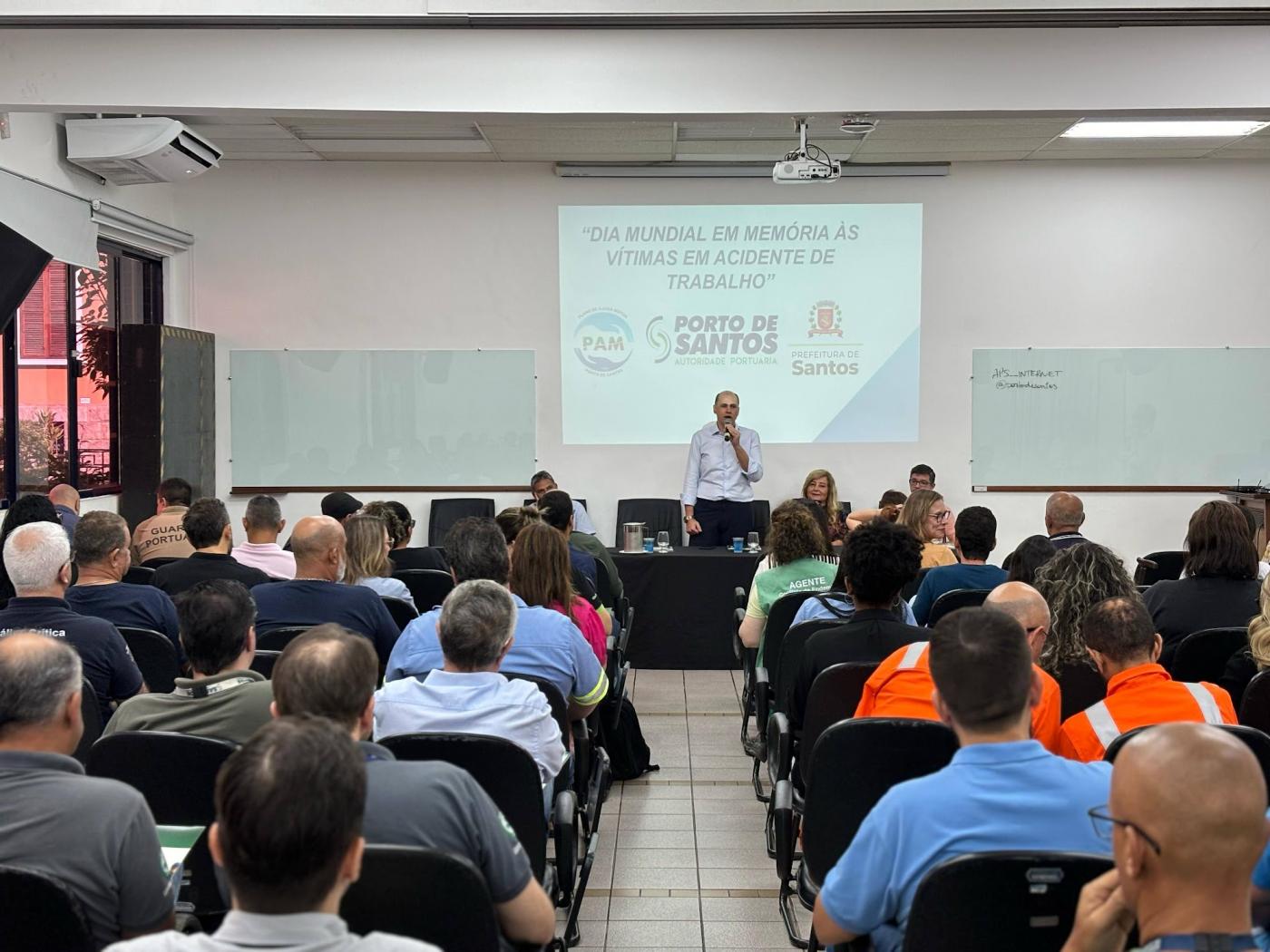 pessoas sentadas assistem palestra. #paratodosverem