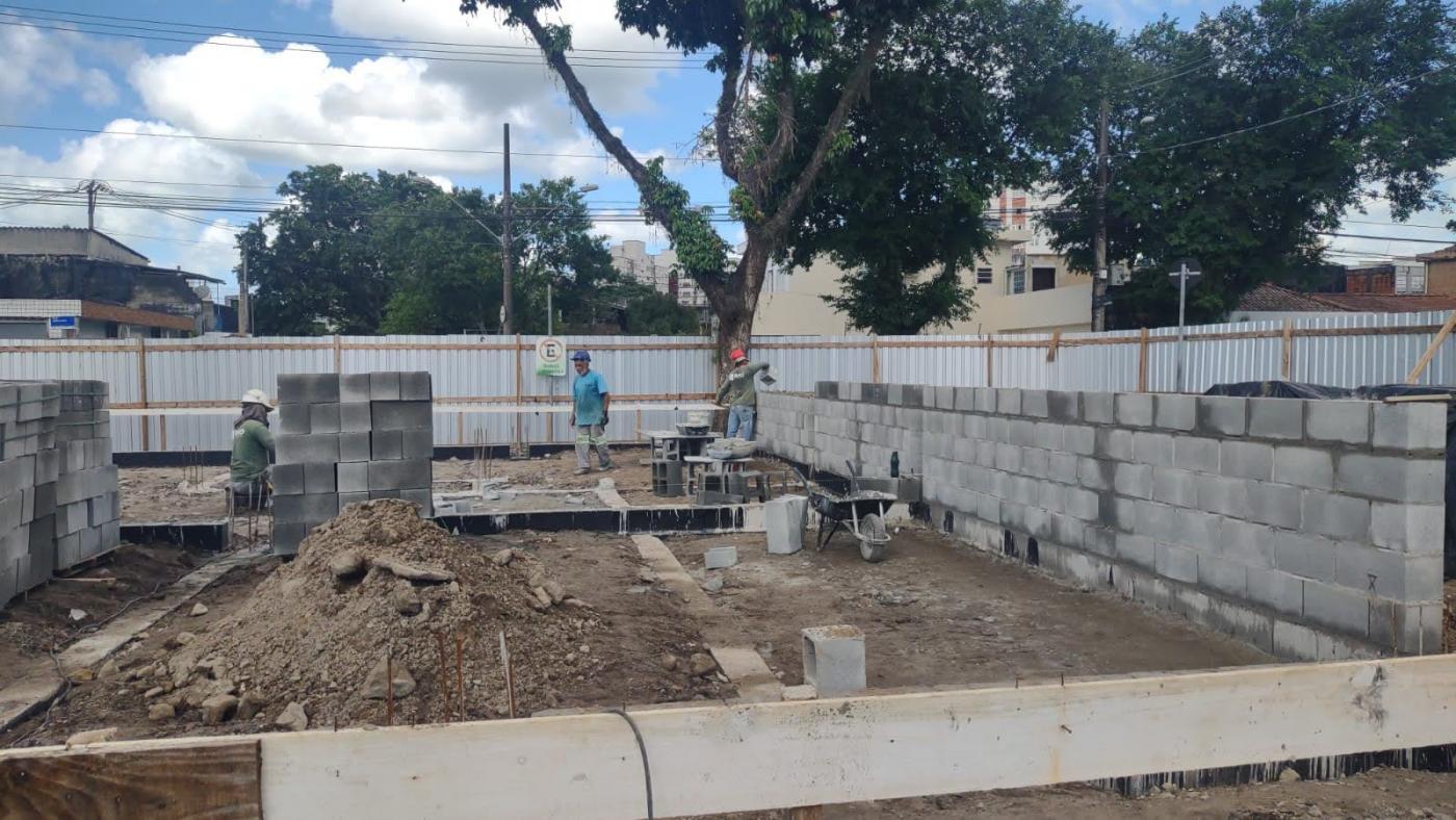área com obras e paredes em fase inicial de construção. #paratodosverem 