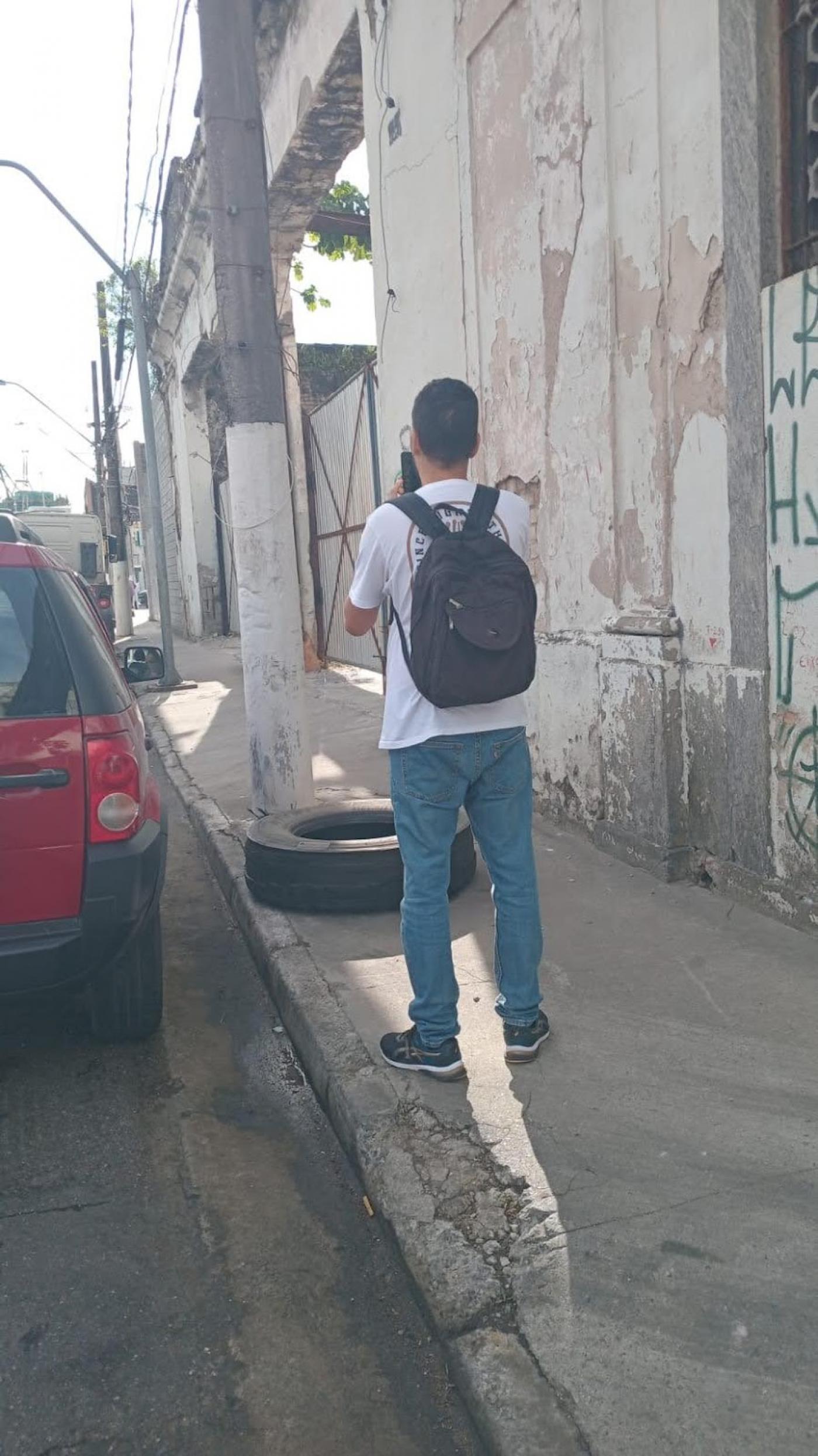 fiscal fotografa área de rua. #paratodosverem