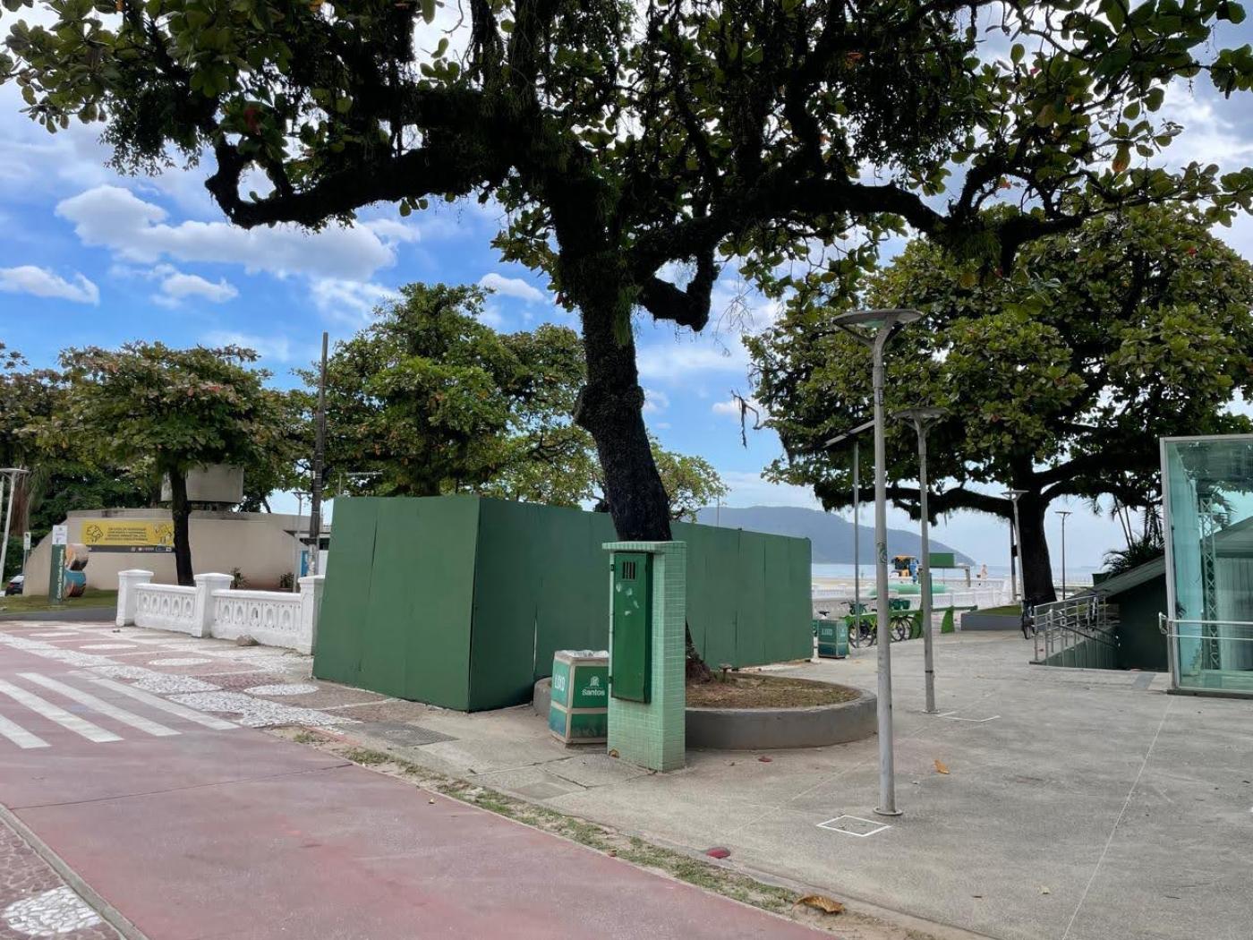área tapumada junto a canal na orla. #paratodosverem