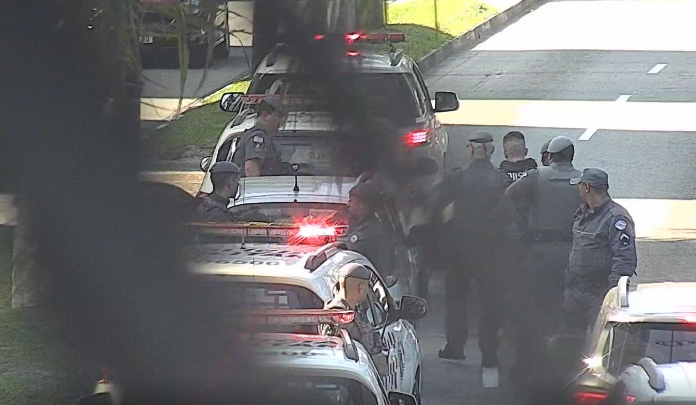 cenas de câmeras mostra prisão de fisiculturista #paratodosverem