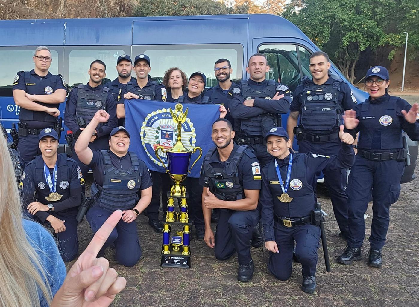 guardas mostram troféus #paratodosverem