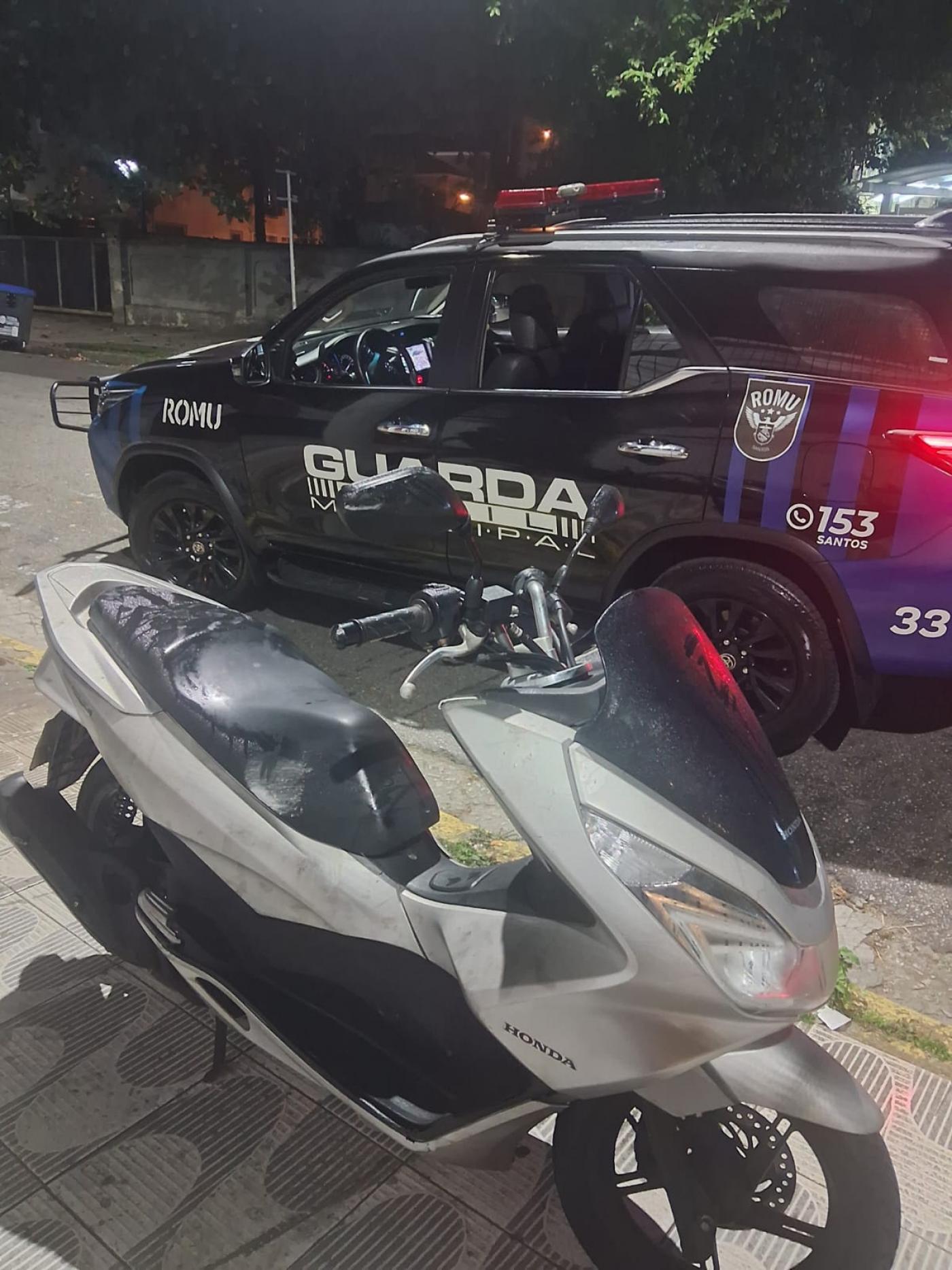 moto diante de viatura da guarda municipal. #paratodosverem 