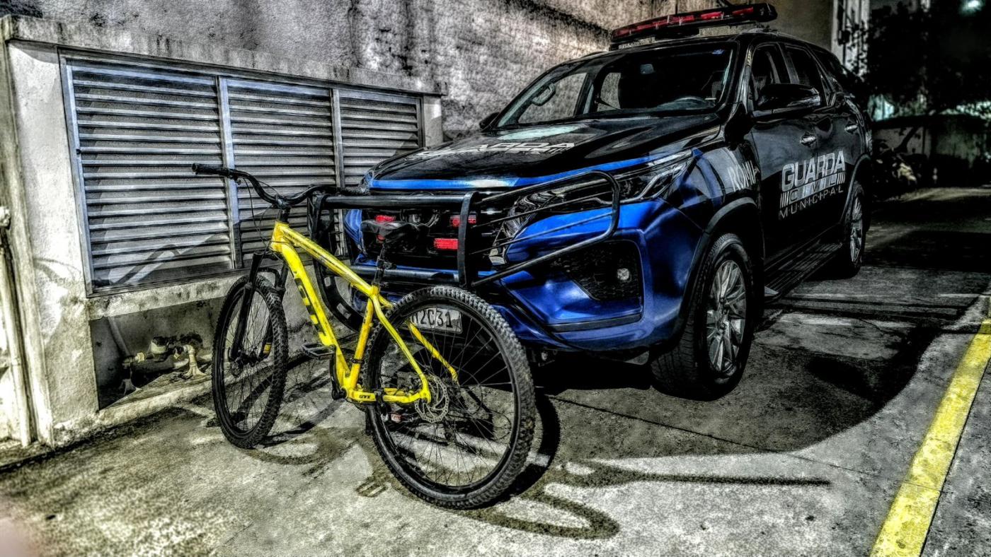 bicicleta na frente de viatura da guarda #paratodosverem