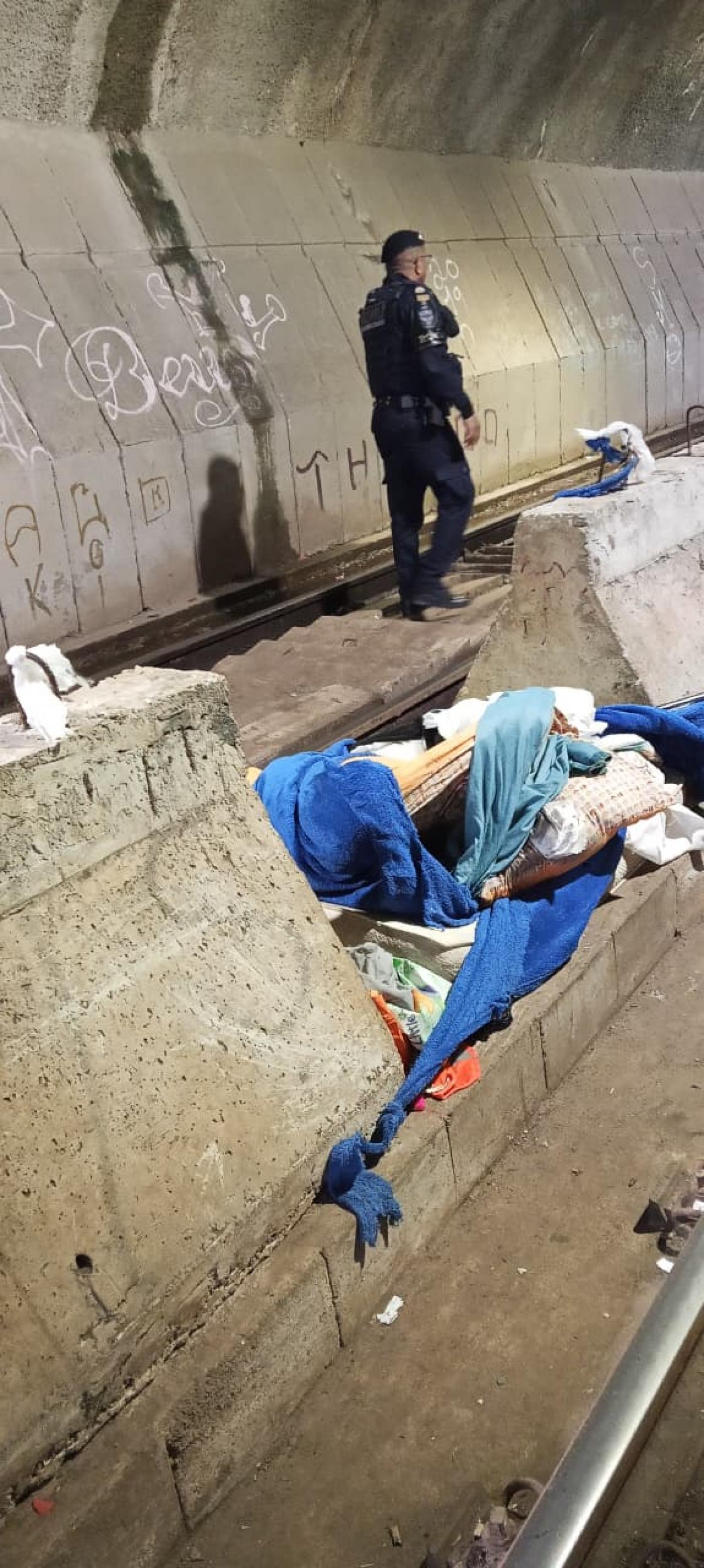 guardas no túnel ao lado de materiais apreendidos #paratodosverem 