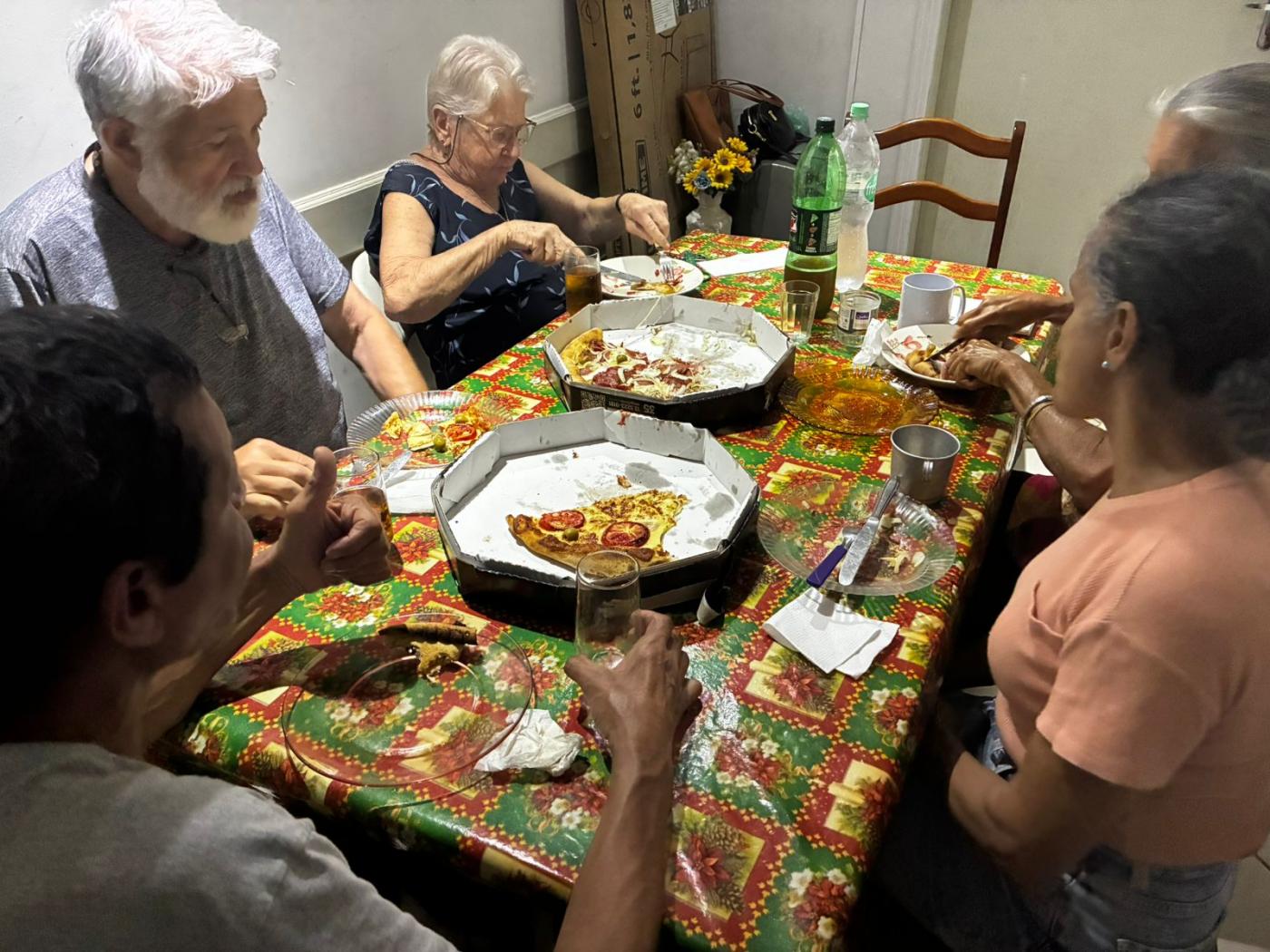 idosos comendo pizza #paratodosverem
