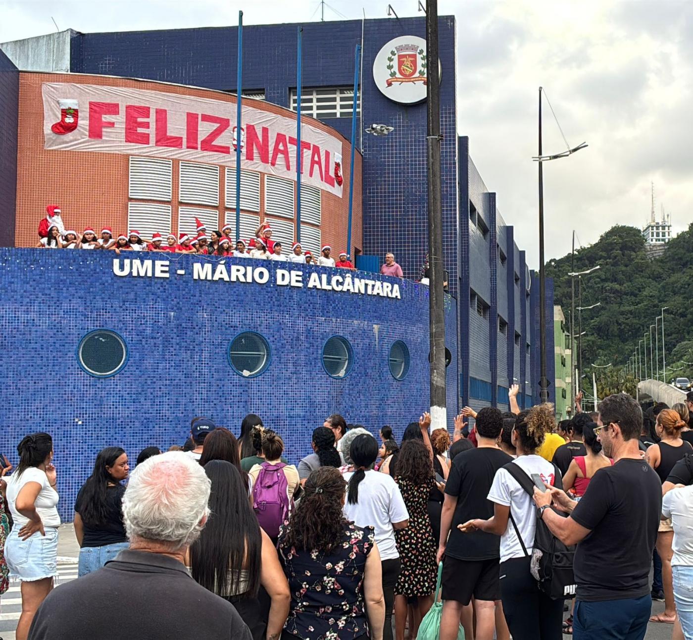 pessoas vendo as crianças cantando #paratodosverem 