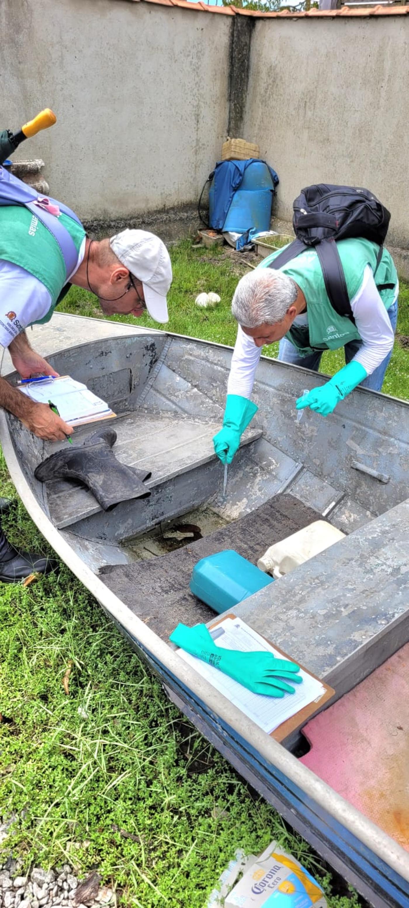 agentes verificam larvas em barco #paratodosverem