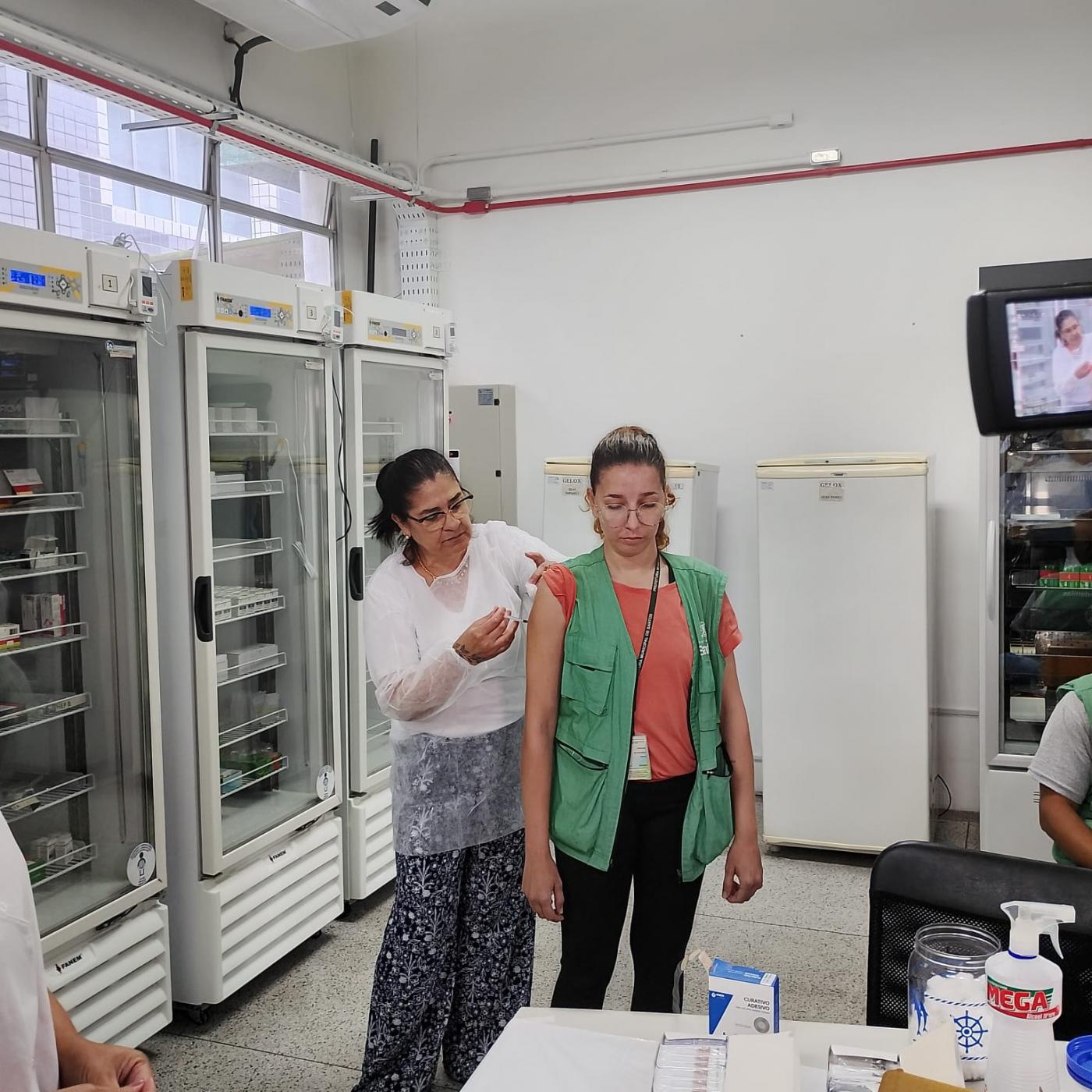 servidora é vacinada no braço #paratodosverem