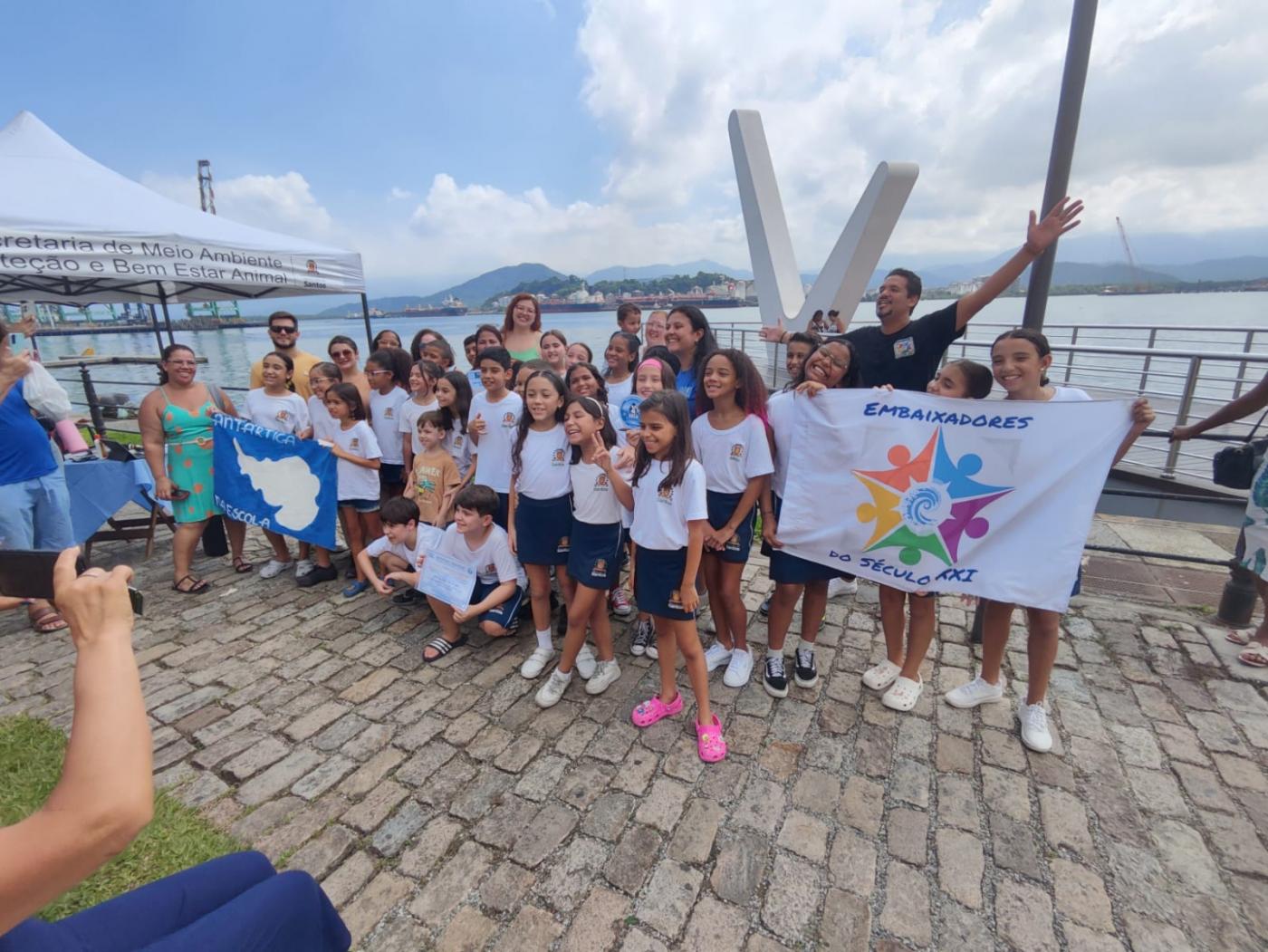 alunos mostram certificados #paratodosverem 