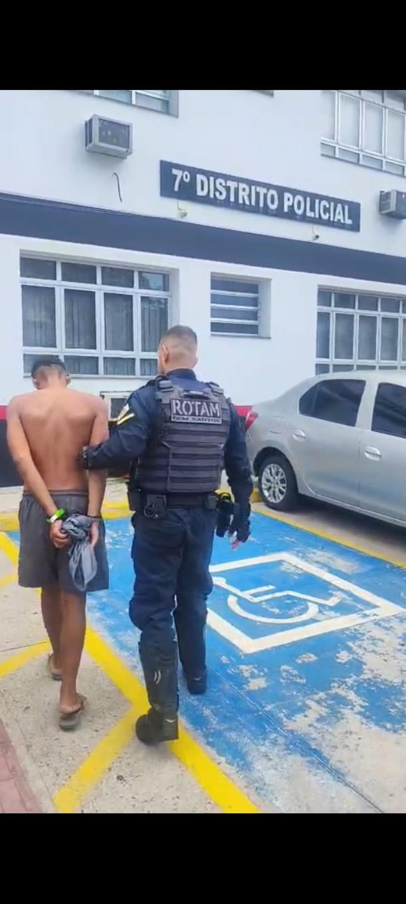 guarda conduz homem para delegacia. #paratodosverem