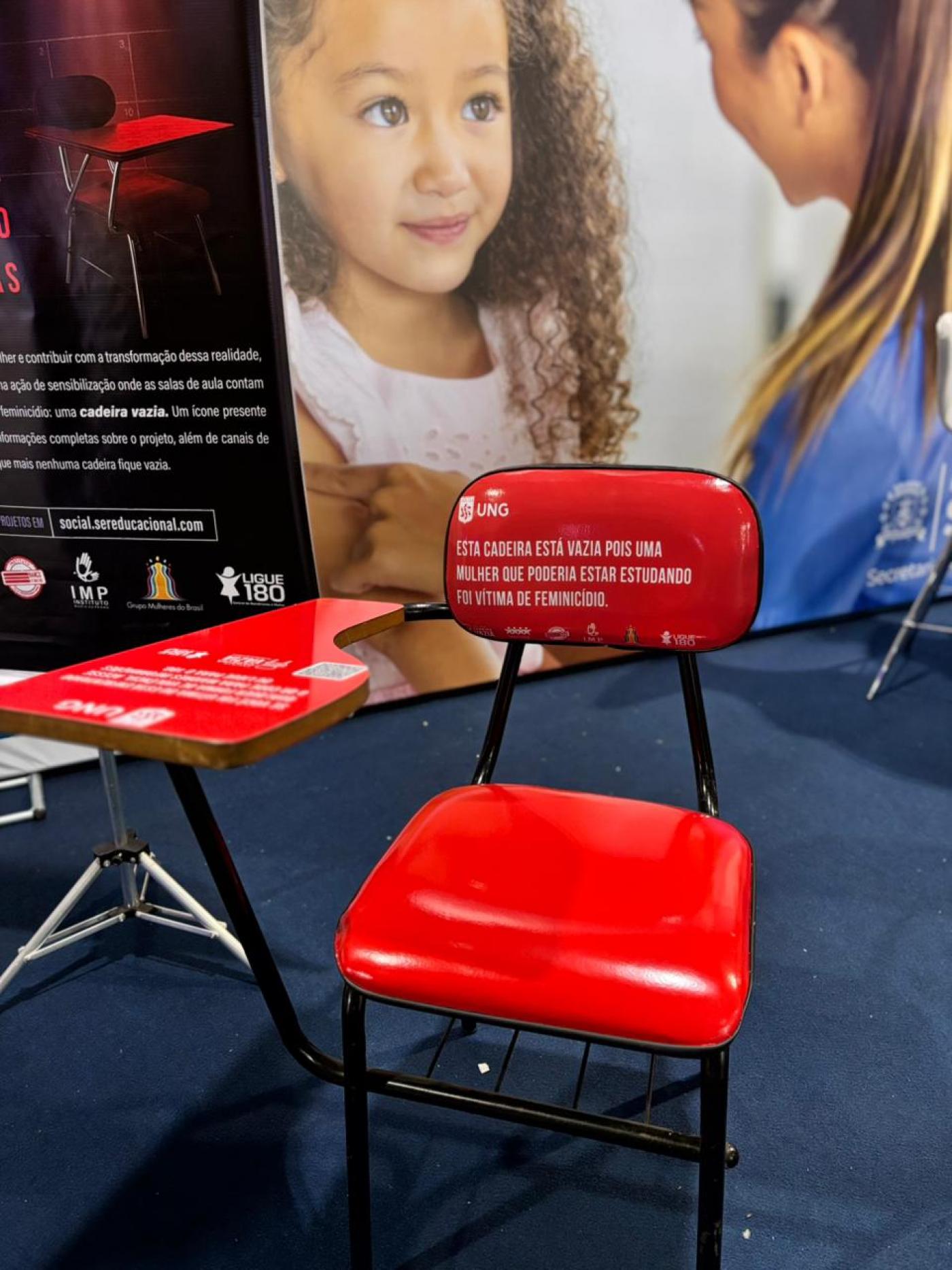 cadeira universitária vermelha com mensagem escrita. #paratodosverem