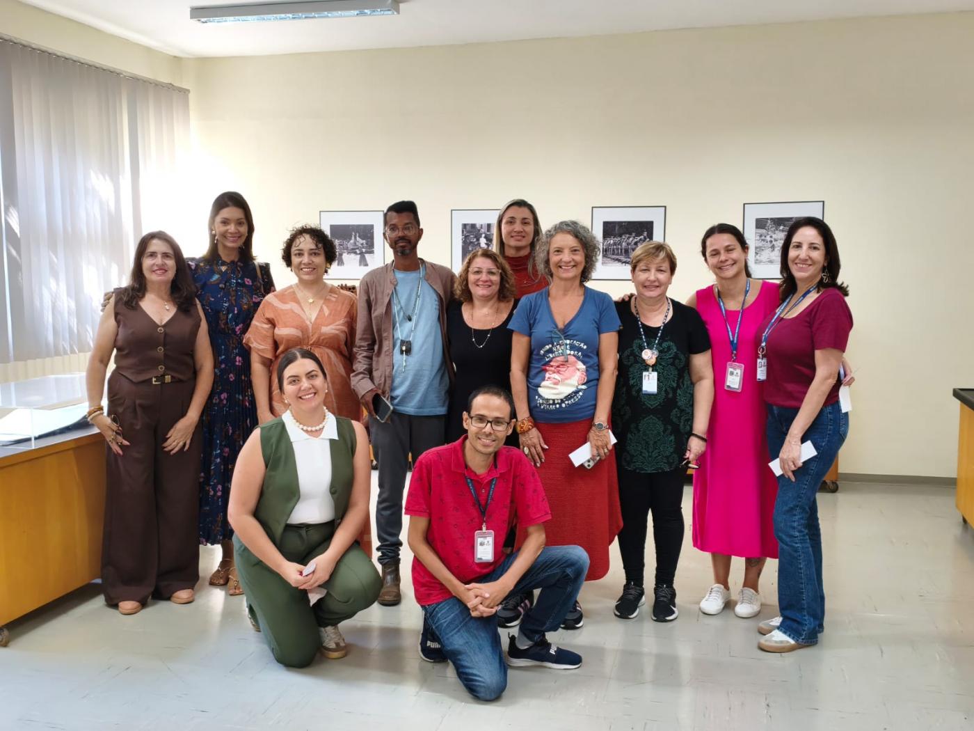 grupo de pessoas reunidas posa para foto. #paratodosverem