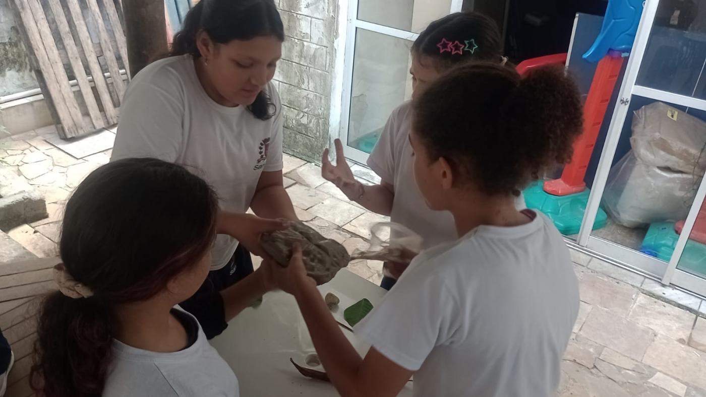 alunos participando da atividade com objetos indígenas nas mãos #paratodosverem