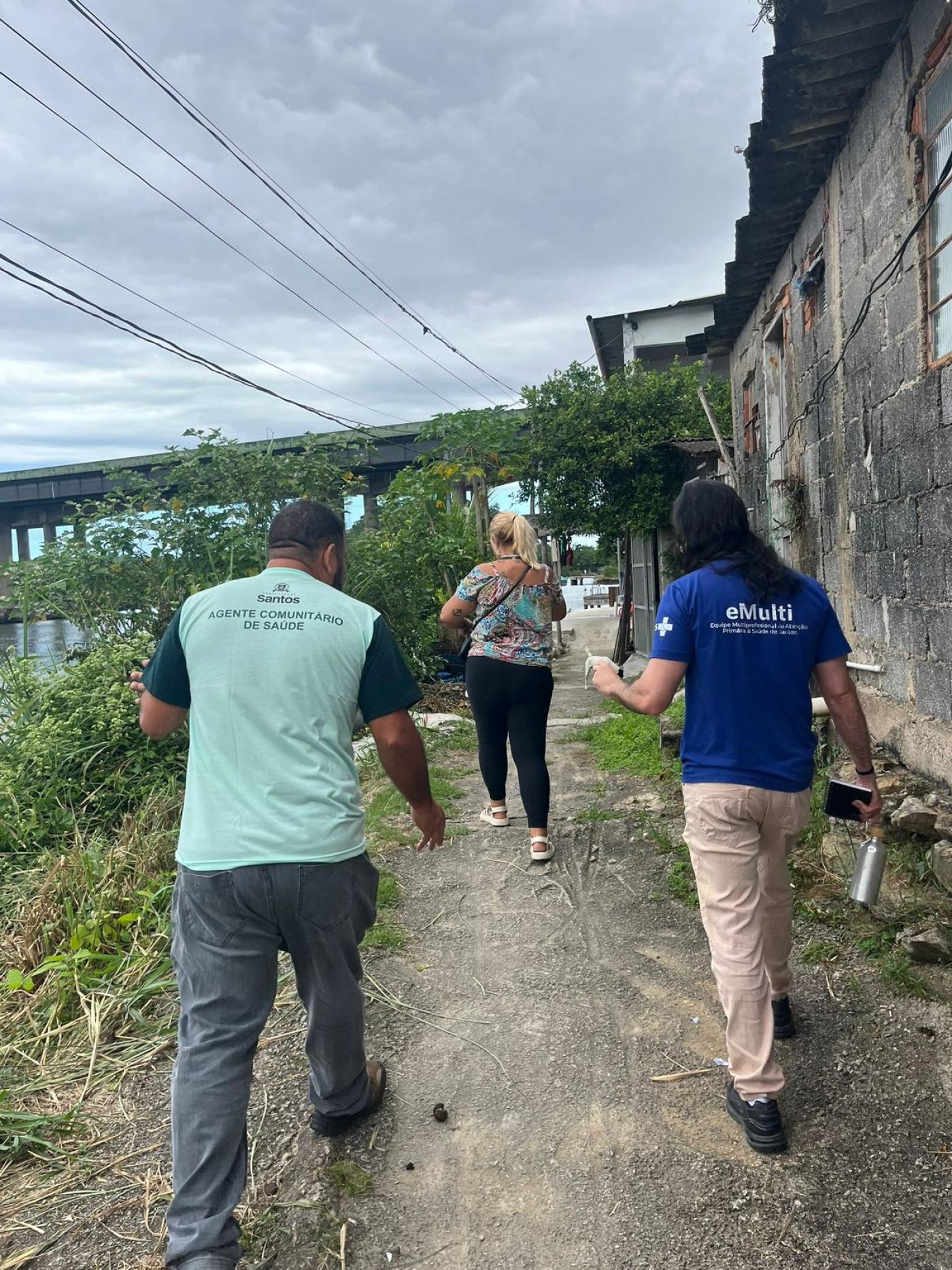 equipe de saúde andando no território #paratodosverem 