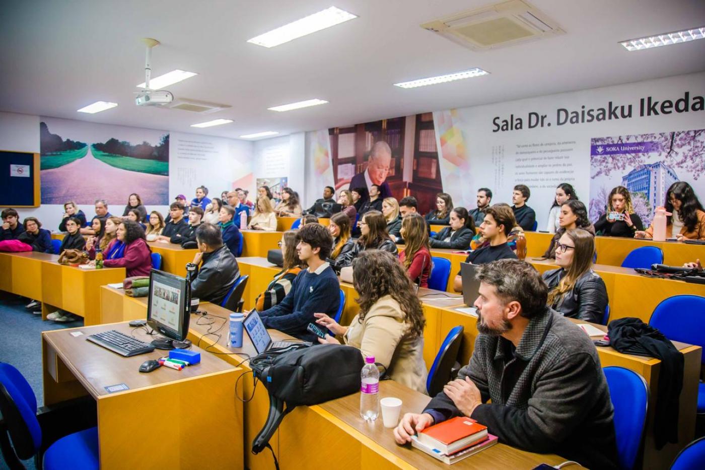 pessoas assistindo palestra #paratodosverem 