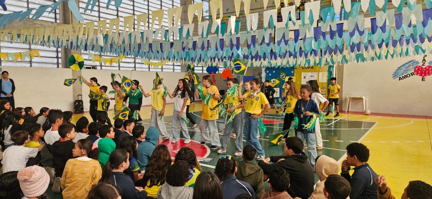 alunos se apresentam #paratodosverem
